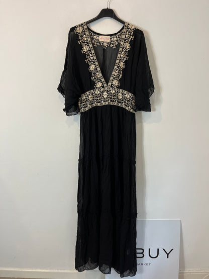 MISS JUNE. Vestido negro detalles bordados. T.S