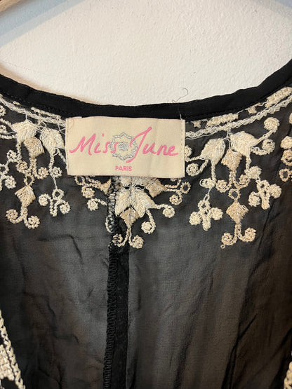 MISS JUNE. Vestido negro detalles bordados. T.S