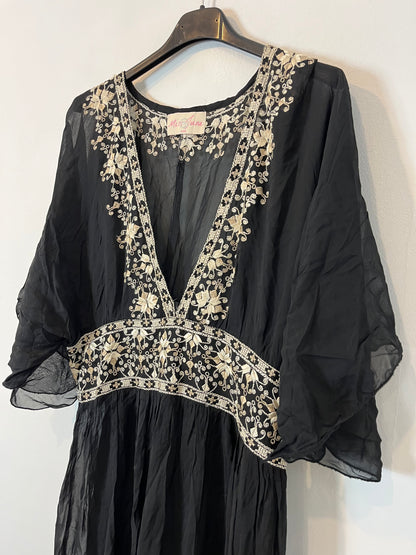 MISS JUNE. Vestido negro detalles bordados. T.S