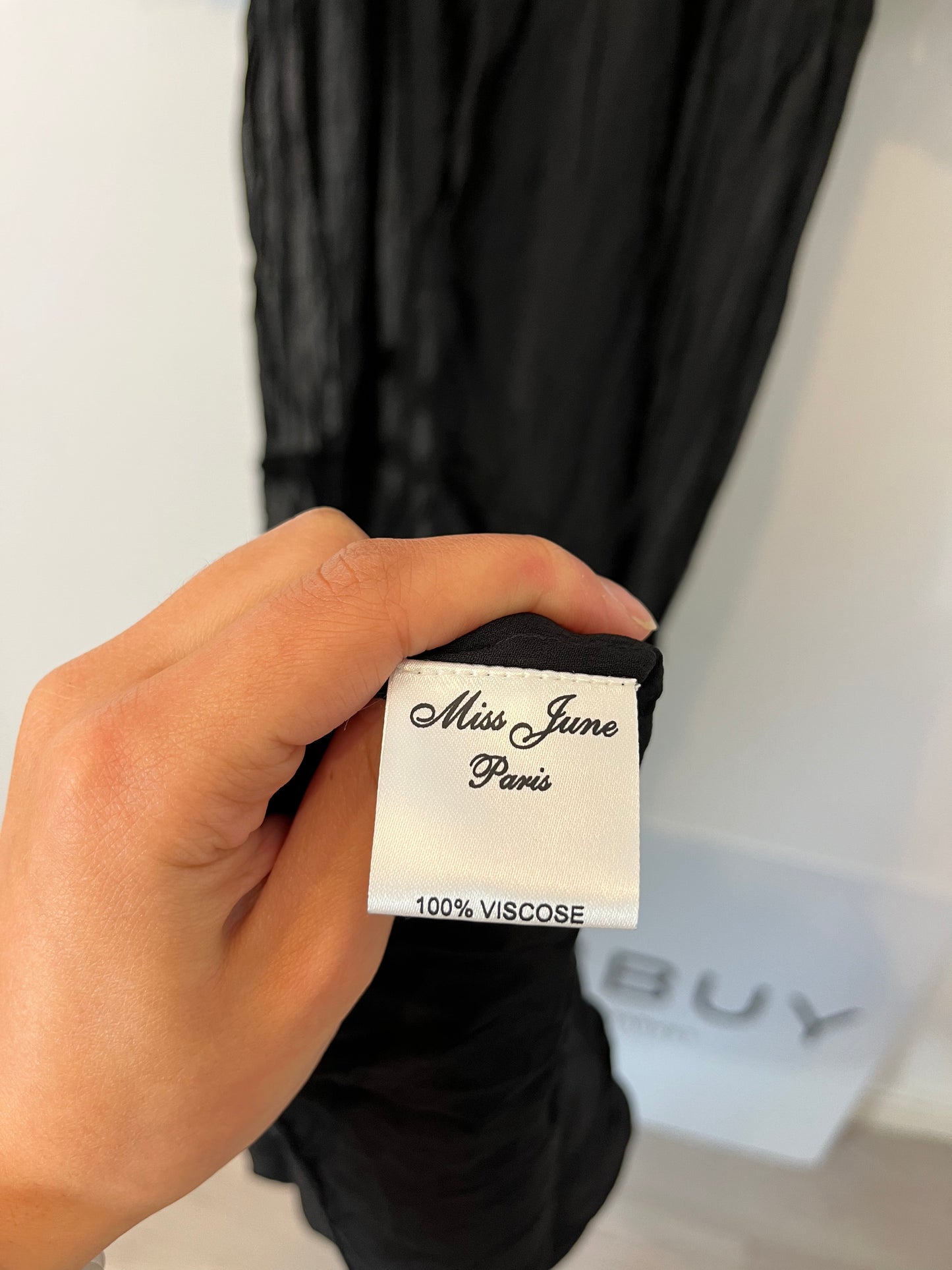 MISS JUNE. Vestido negro detalles bordados. T.S