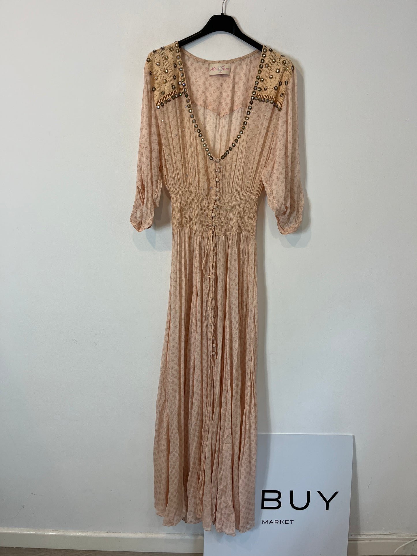 MISS JUNE. Vestido largo rosa abotonado. T.S