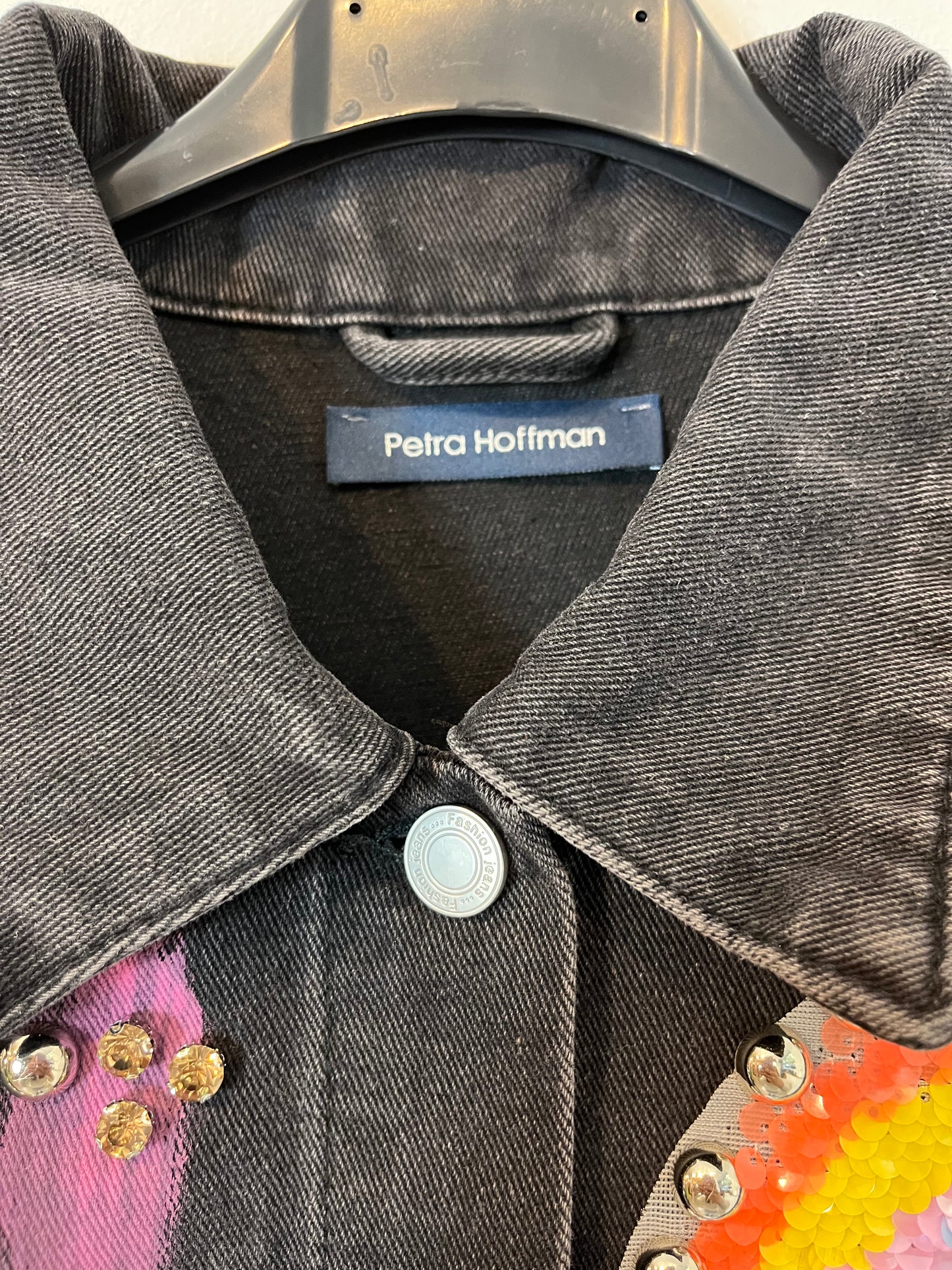 PETRA HOFFMAN, Cazadora denim negra dibujos. T S/M
