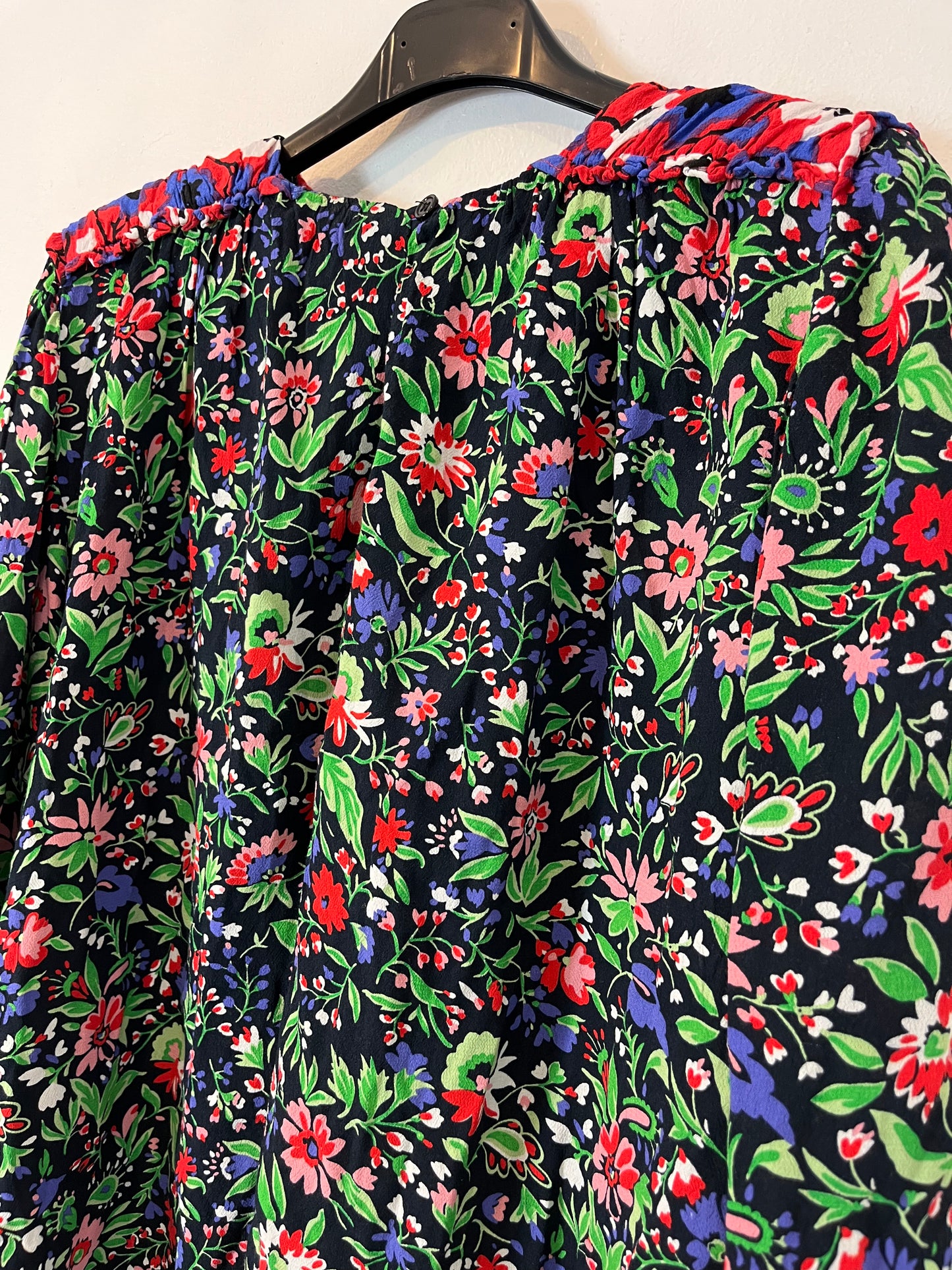 ZARA. Blusa flores hombreras. T S