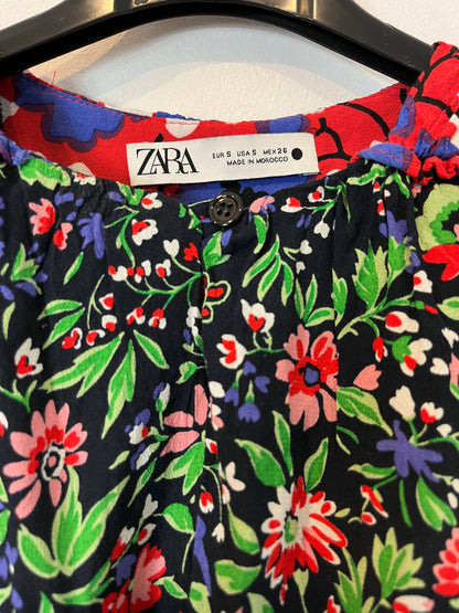 ZARA. Blusa flores hombreras. T S