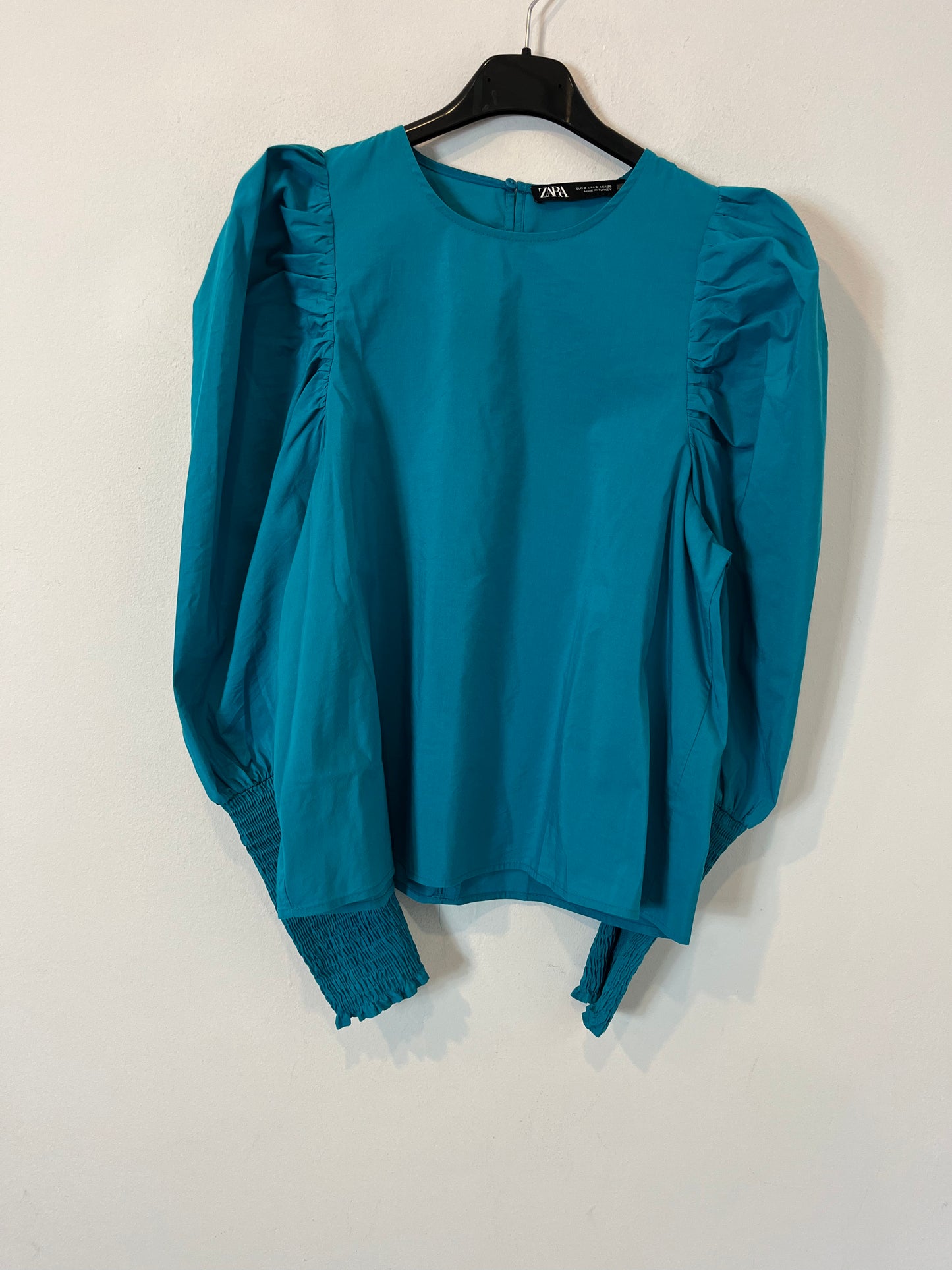 ZARA. Blusa azul turquesa detalle puños. T S