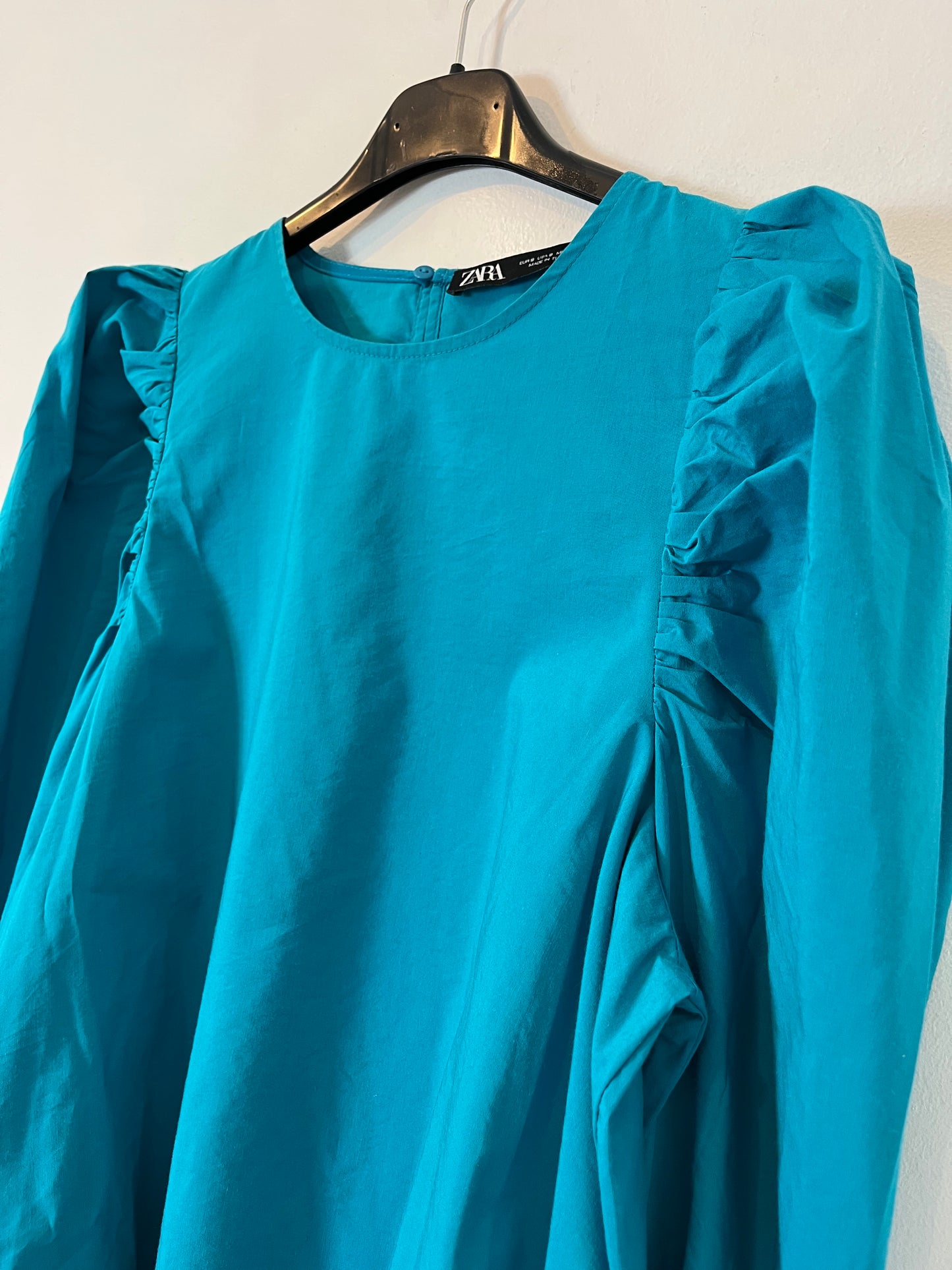 ZARA. Blusa azul turquesa detalle puños. T S