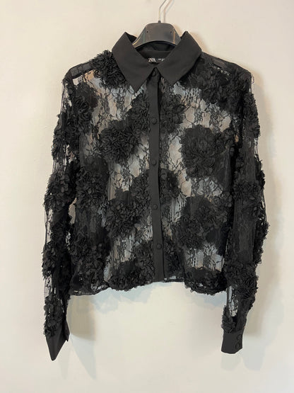ZARA. Blusa negra flores textura. T S