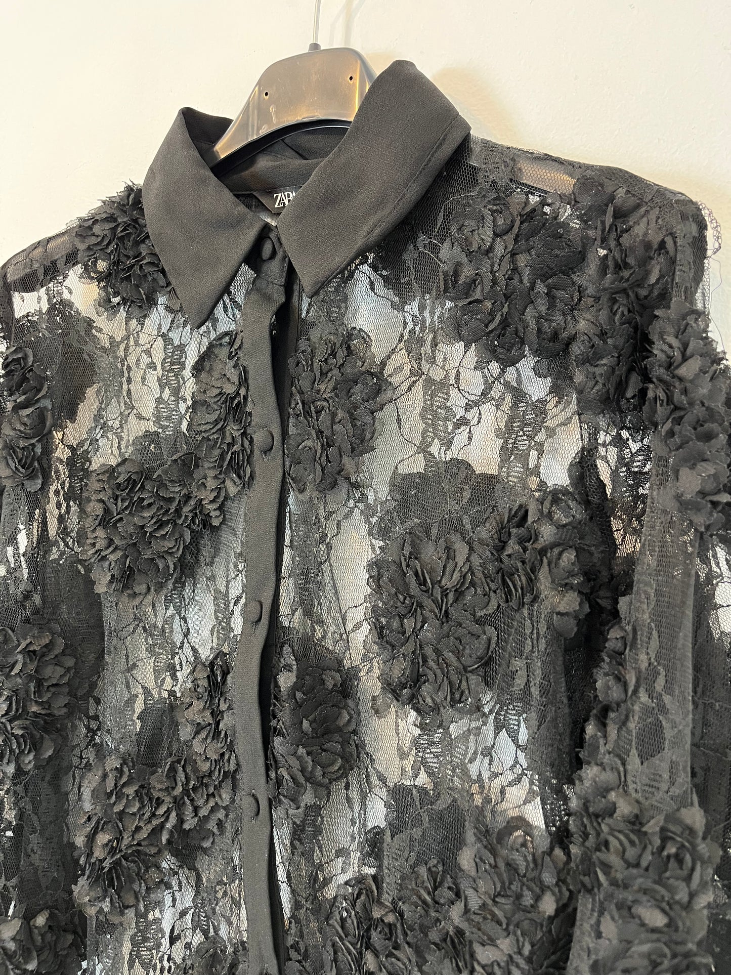 ZARA. Blusa negra flores textura. T S