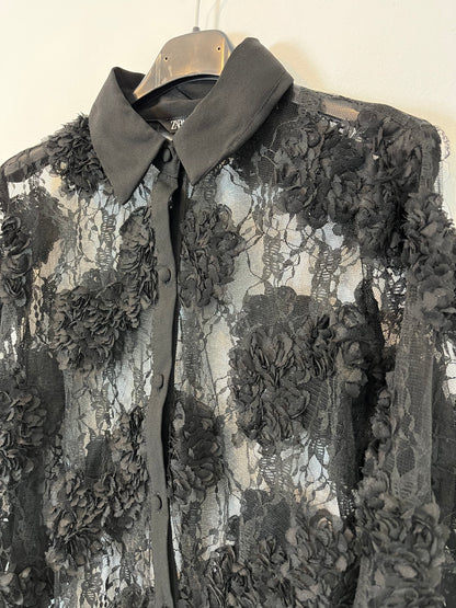 ZARA. Blusa negra flores textura. T S