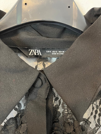 ZARA. Blusa negra flores textura. T S