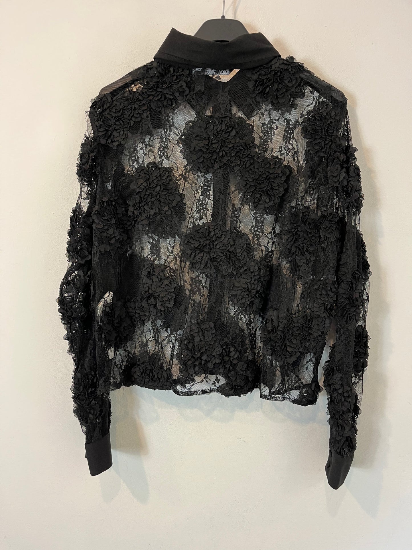 ZARA. Blusa negra flores textura. T S