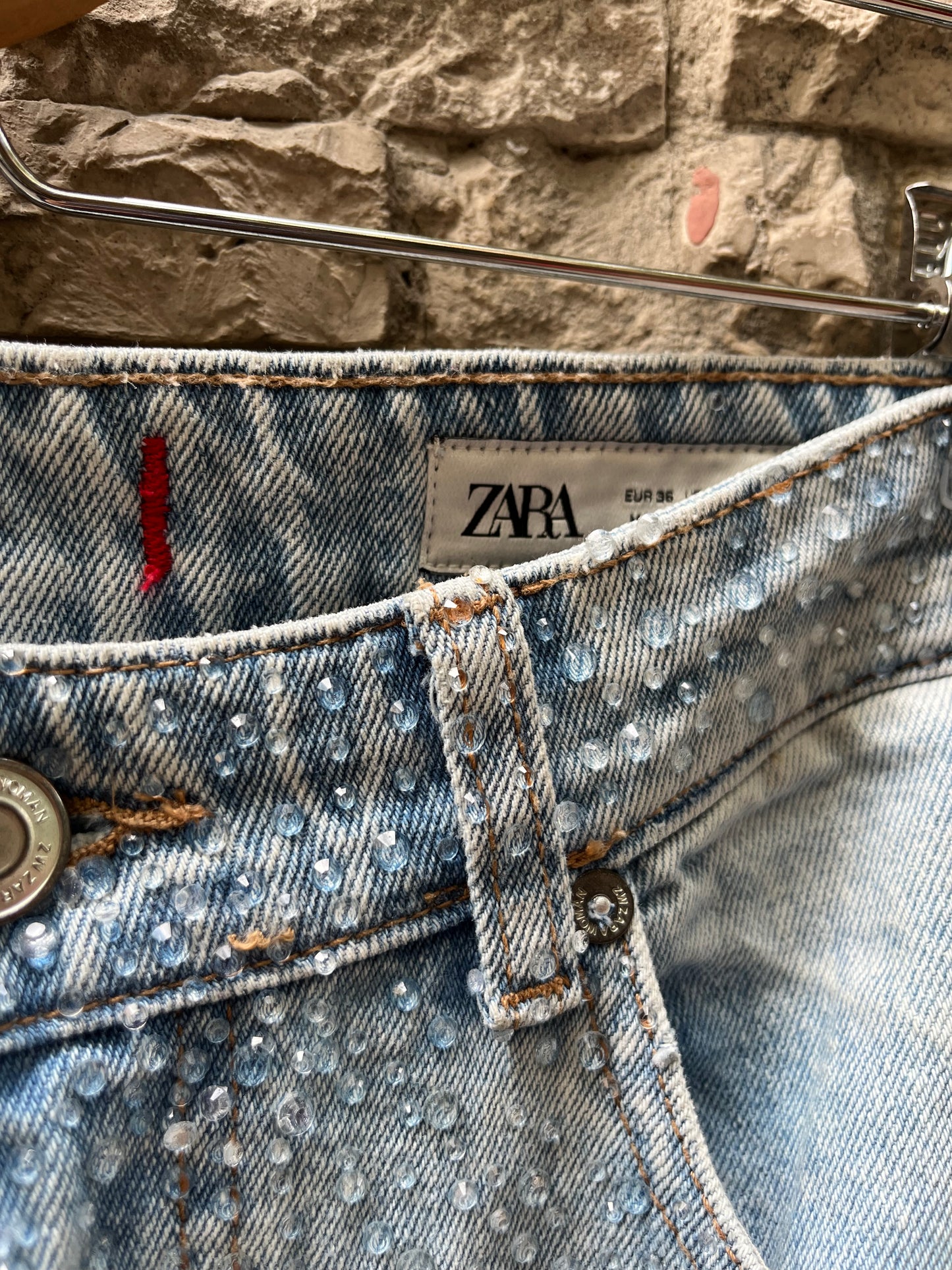 ZARA. Denim recto pedrería. T 36