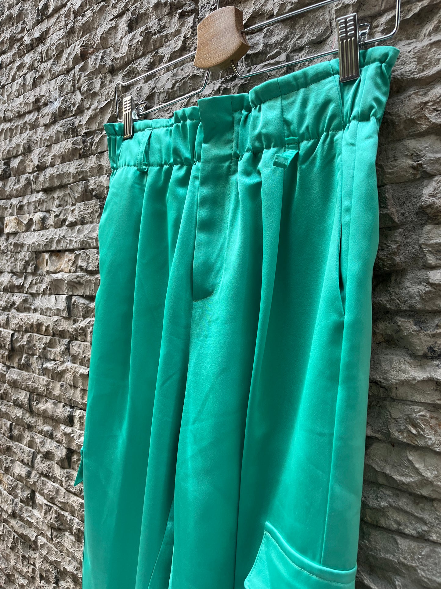 SANTANA DE MORA. Green satin cargo pants. TS