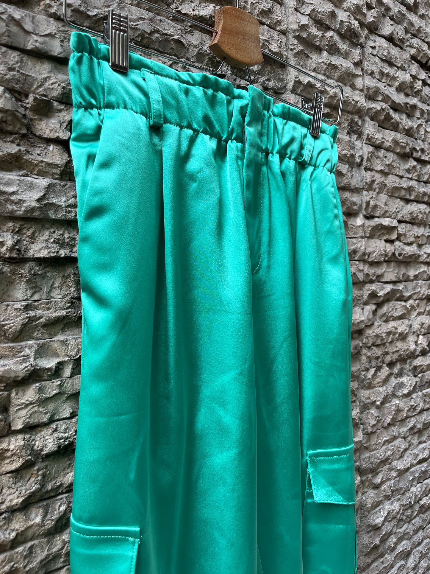 SANTANA DE MORA. Green satin cargo pants. TS