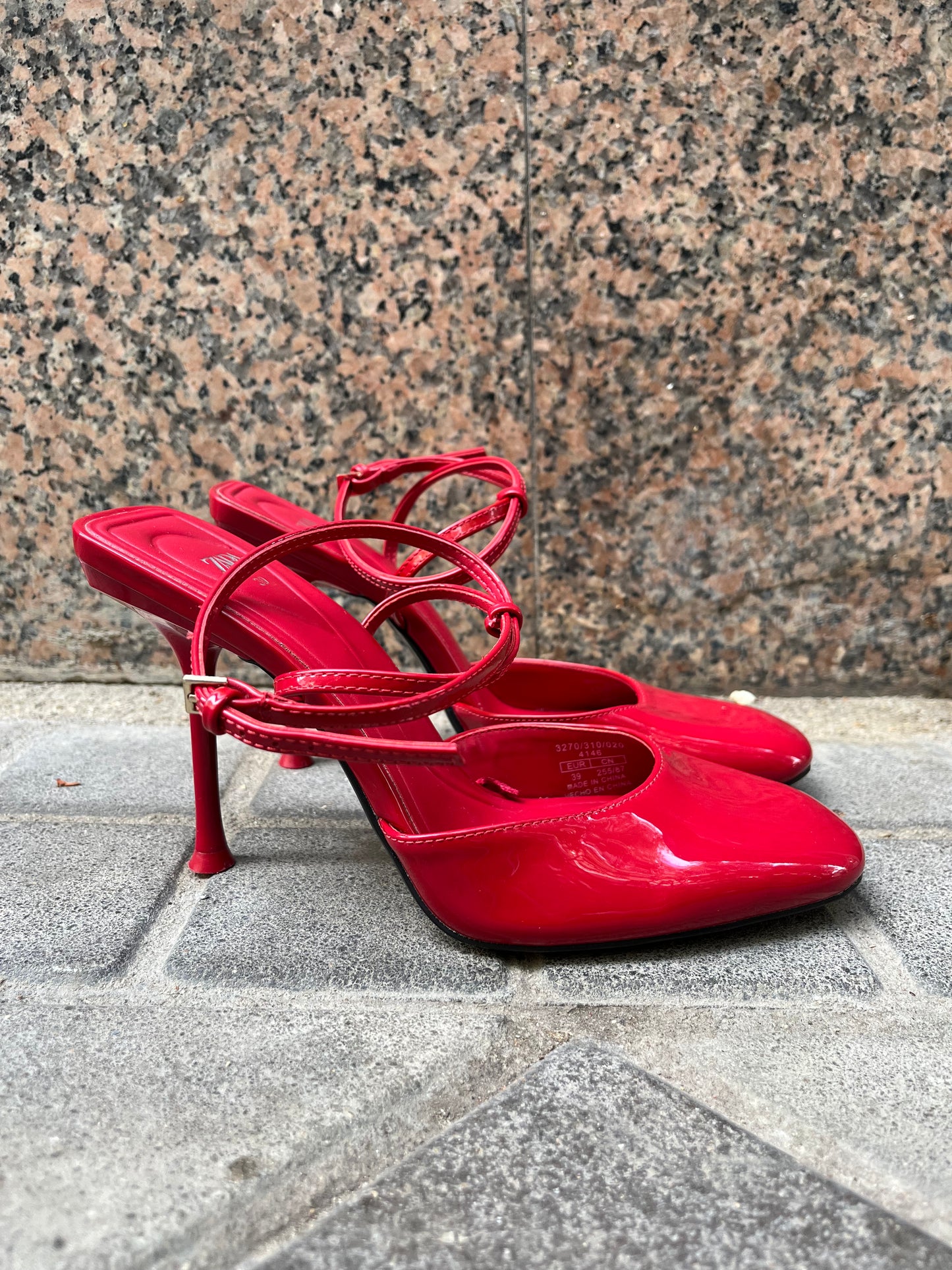 ZARA. Sandalia roja charol tiras. T 39