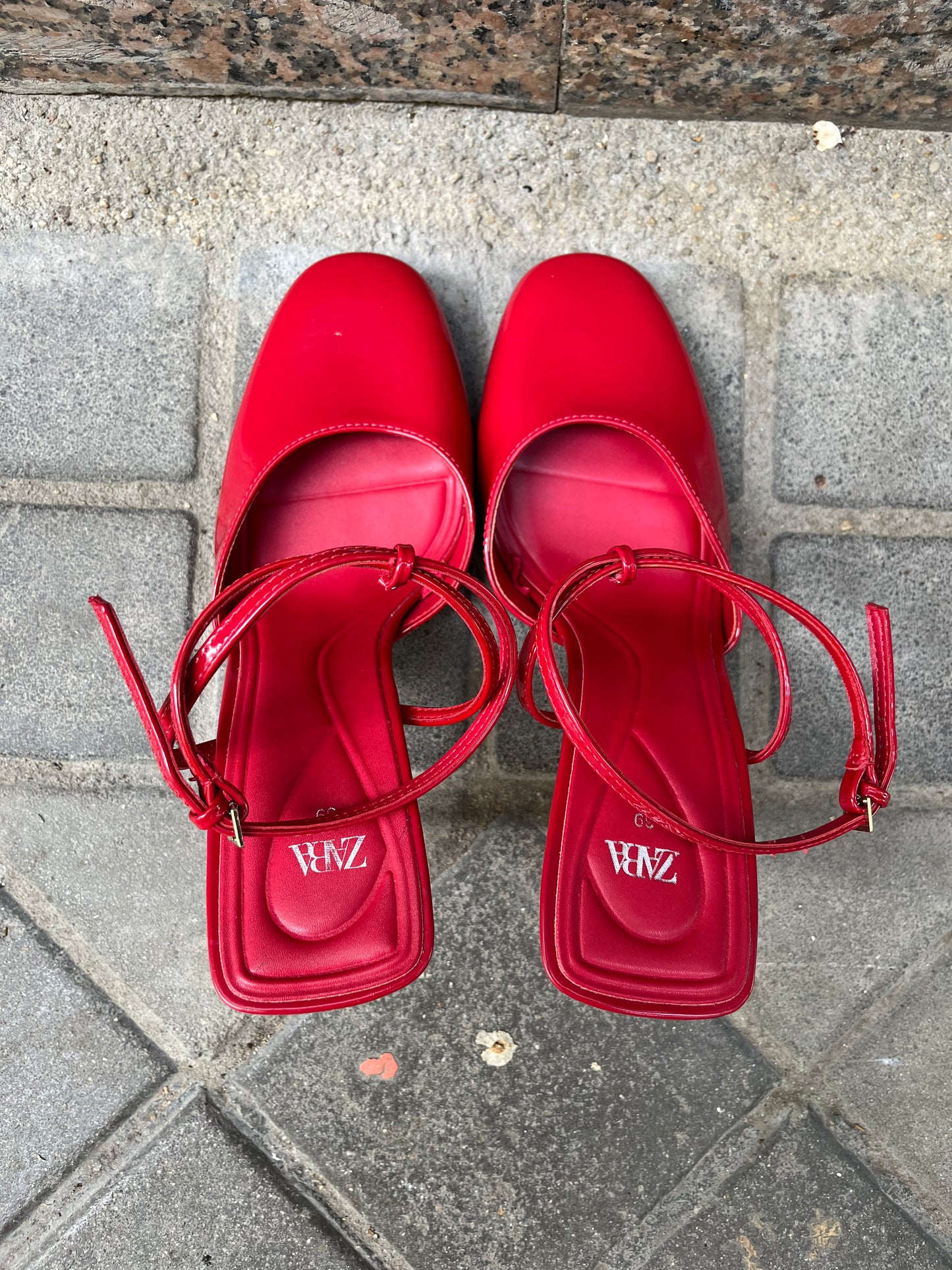 ZARA. Sandalia roja charol tiras. T 39