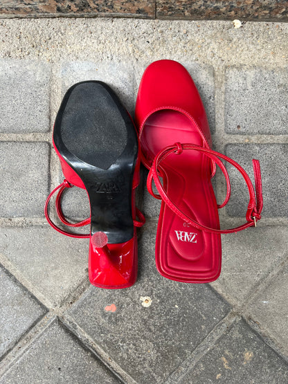 ZARA. Sandalia roja charol tiras. T 39