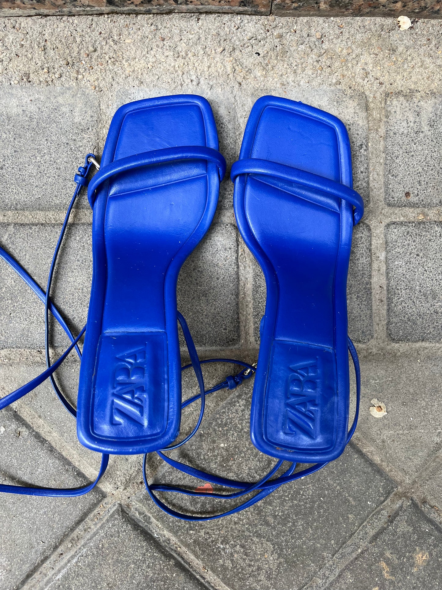 ZARA. Blue strappy sandals. Size 38