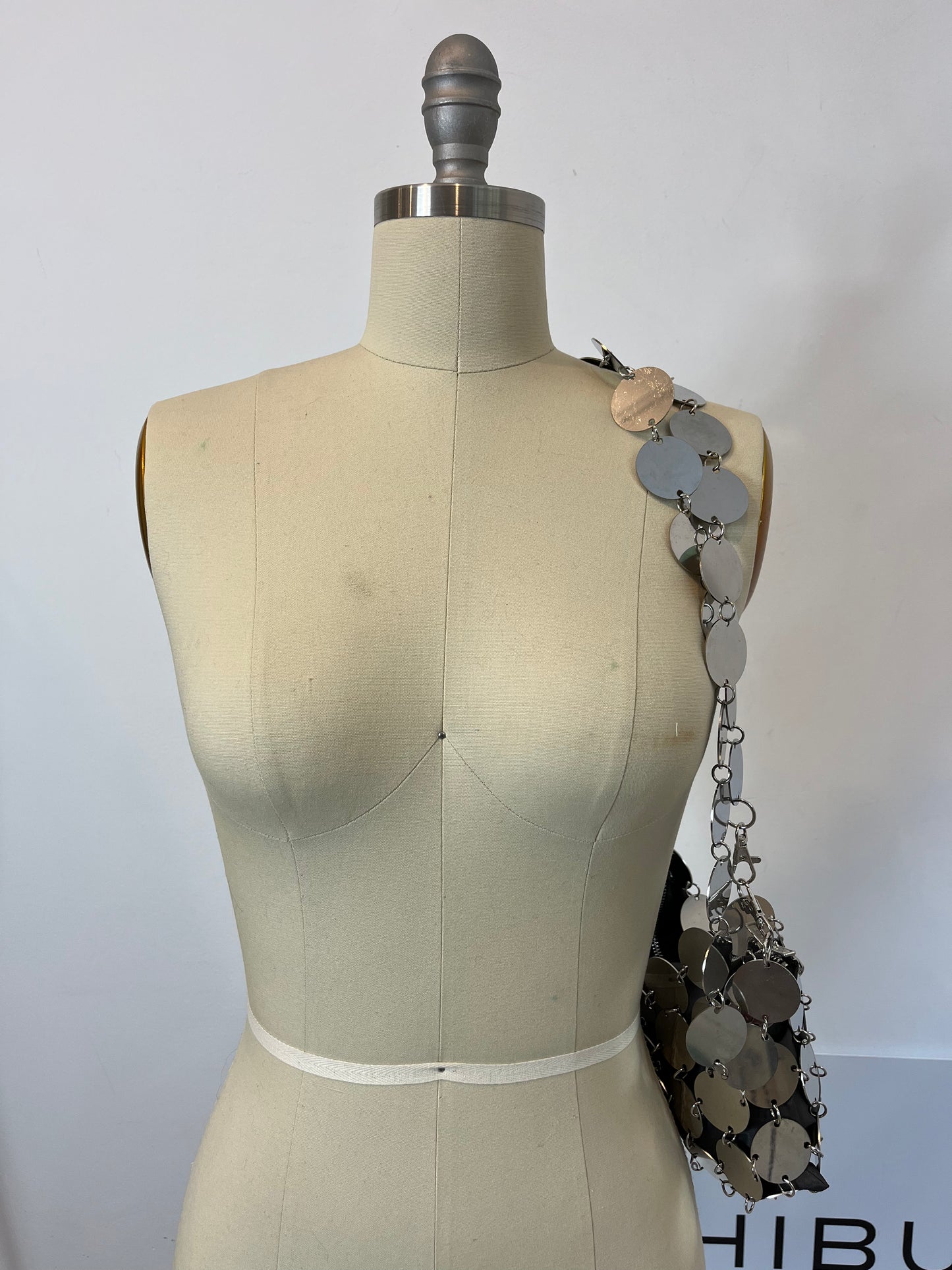 OTRAS. Bolso plateado tachuelas doble asa