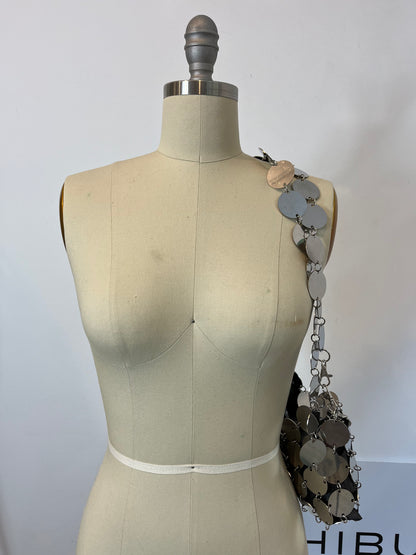 OTRAS. Bolso plateado tachuelas doble asa