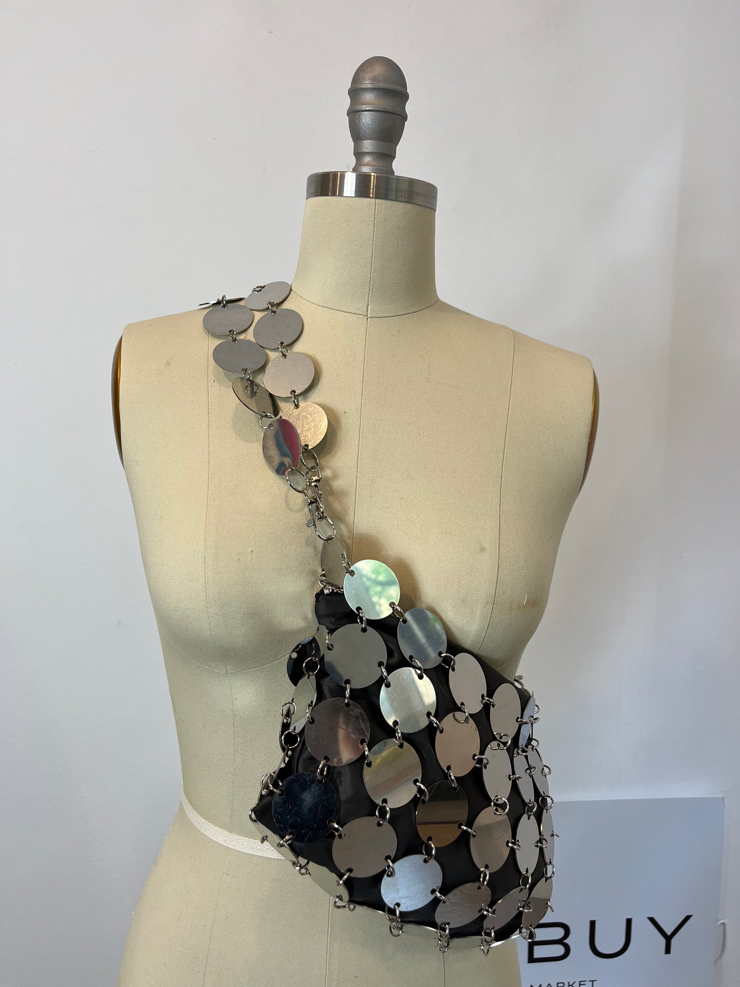 OTRAS. Bolso plateado tachuelas doble asa