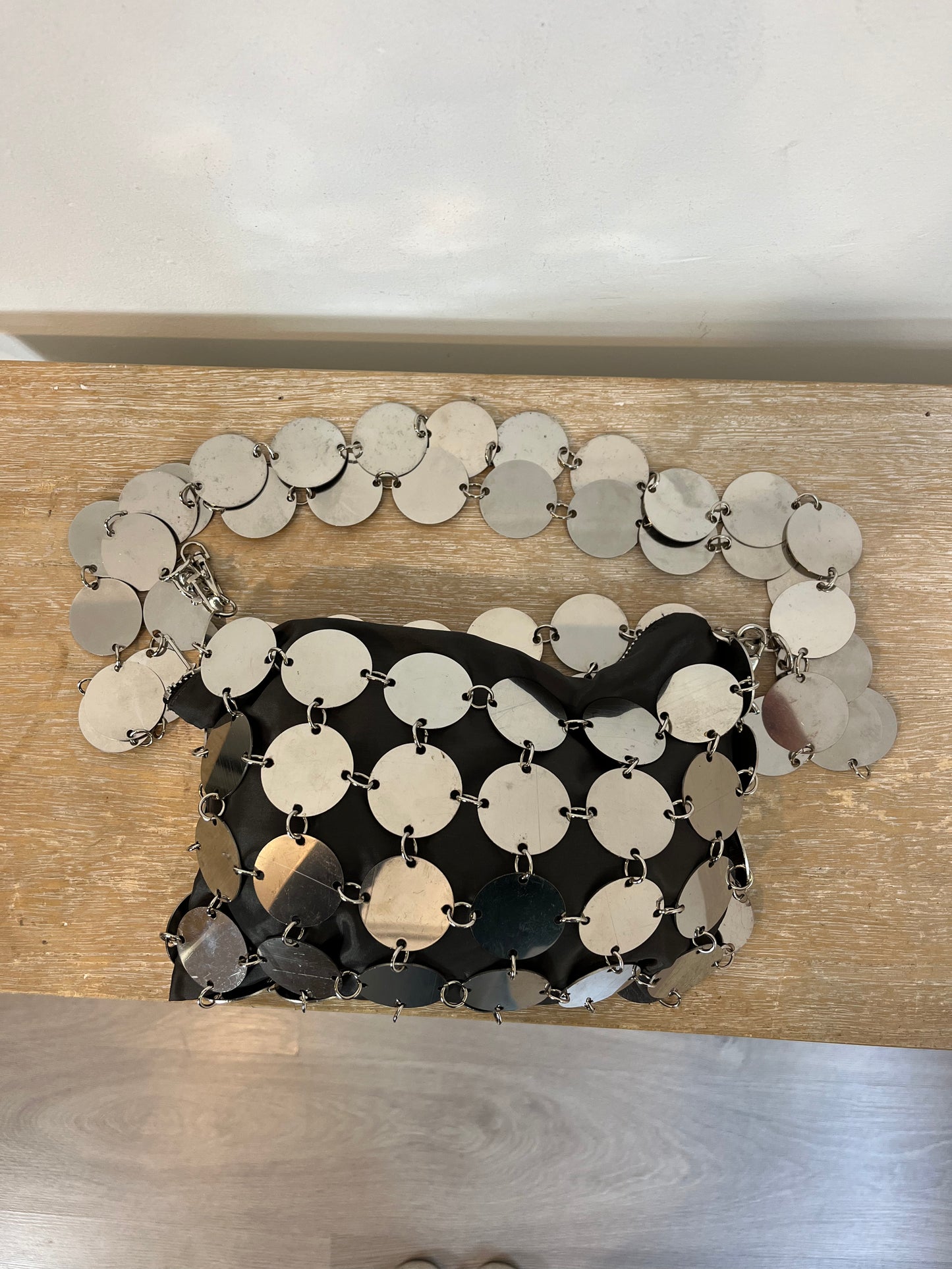 OTRAS. Bolso plateado tachuelas doble asa