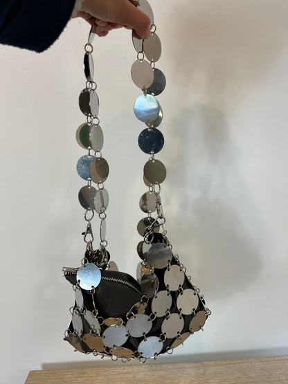 OTRAS. Bolso plateado tachuelas doble asa