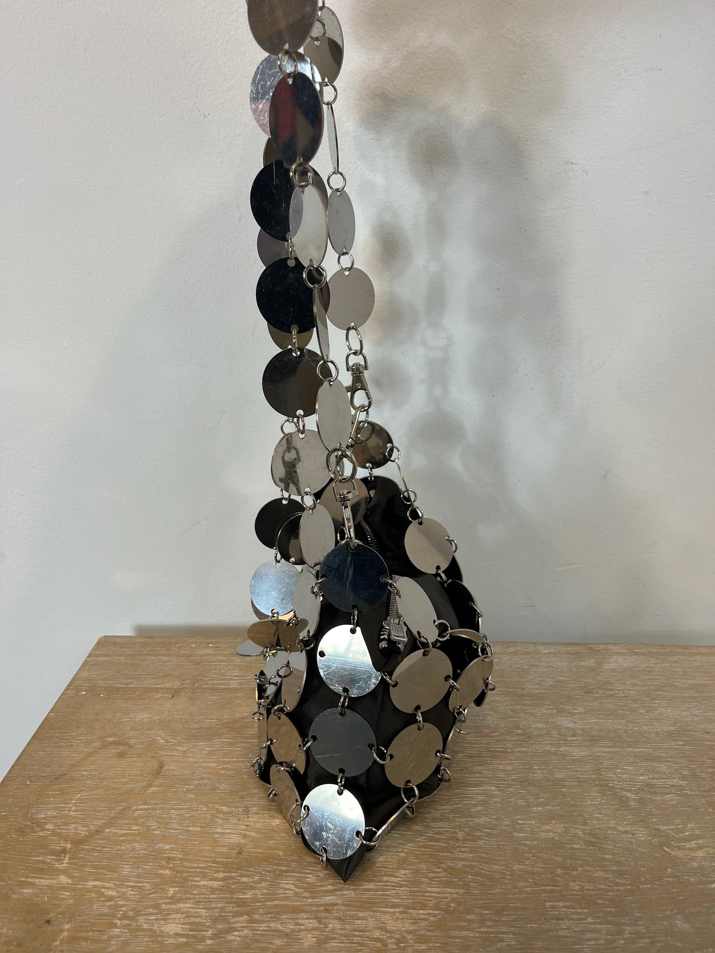 OTRAS. Bolso plateado tachuelas doble asa