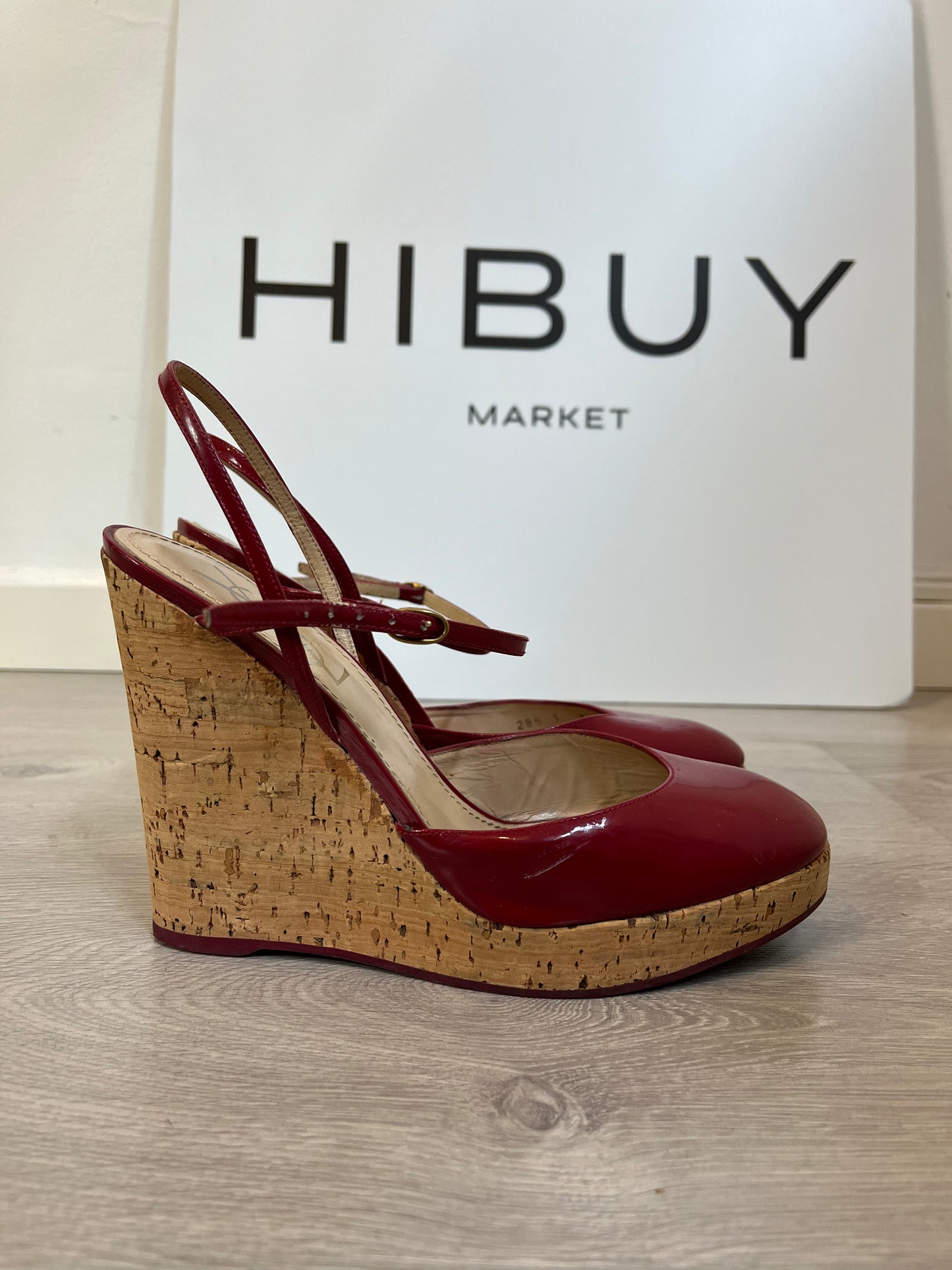 YVES SAINT LAURENT. Cuña charol burdeos. T 38