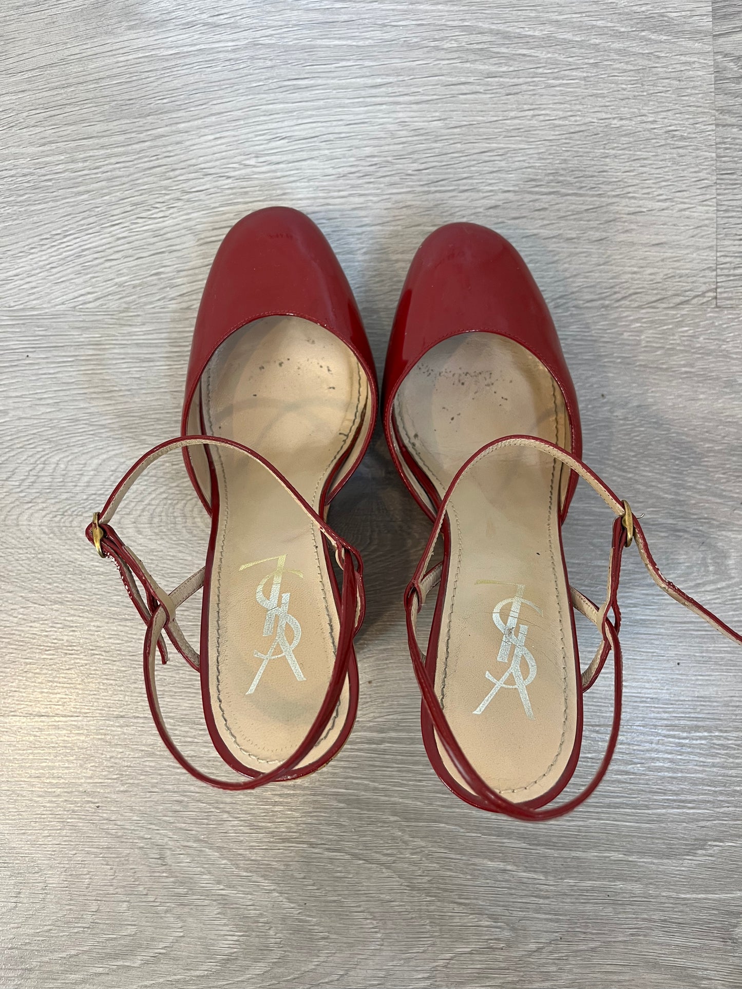 YVES SAINT LAURENT. Cuña charol burdeos. T 38