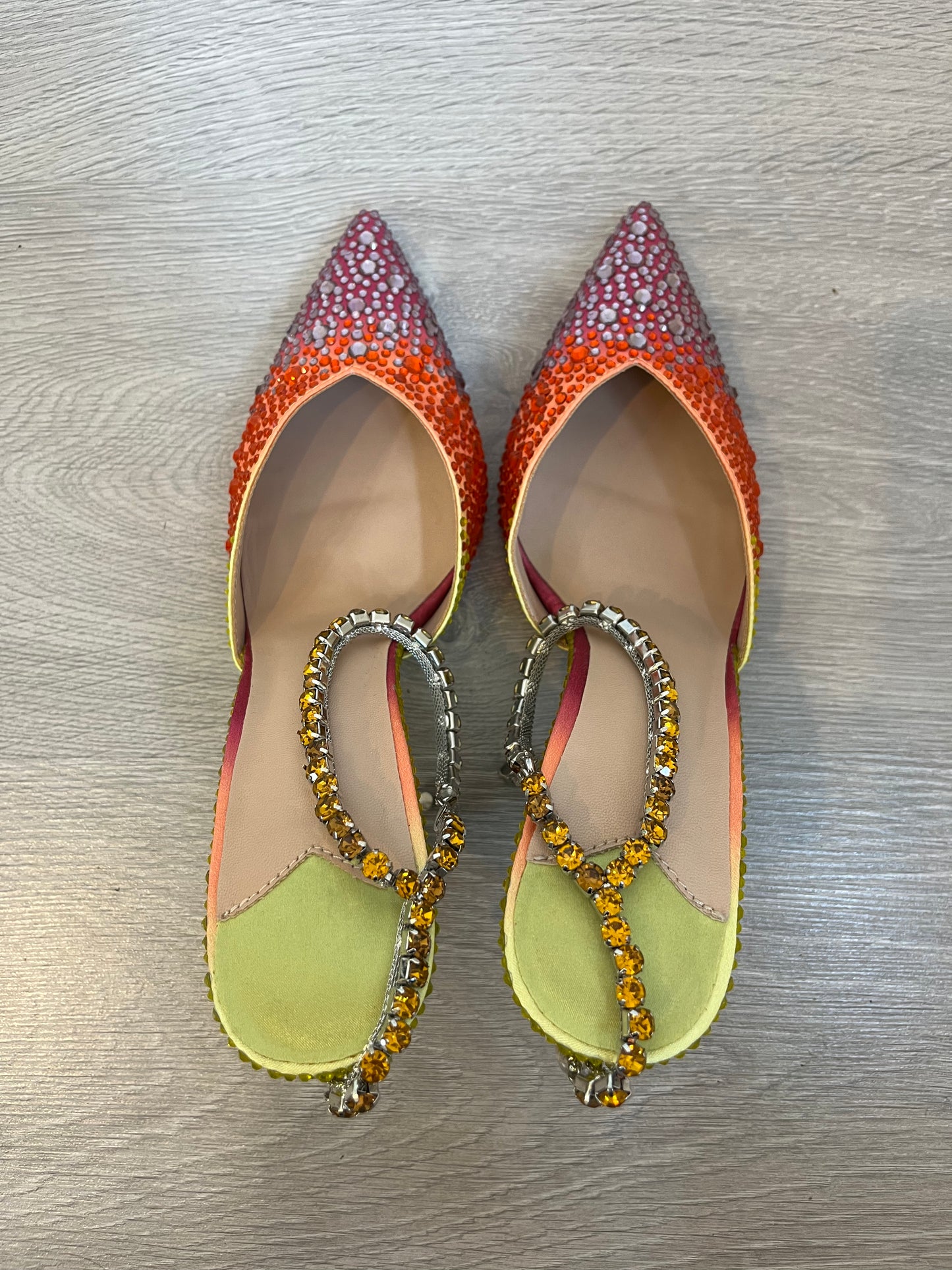 OTRAS. Tacones pedrería colores