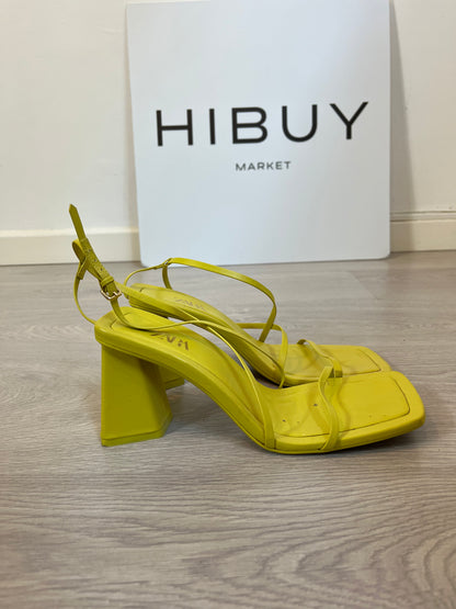 ZARA. Sandalia pistacho tiras. T 38