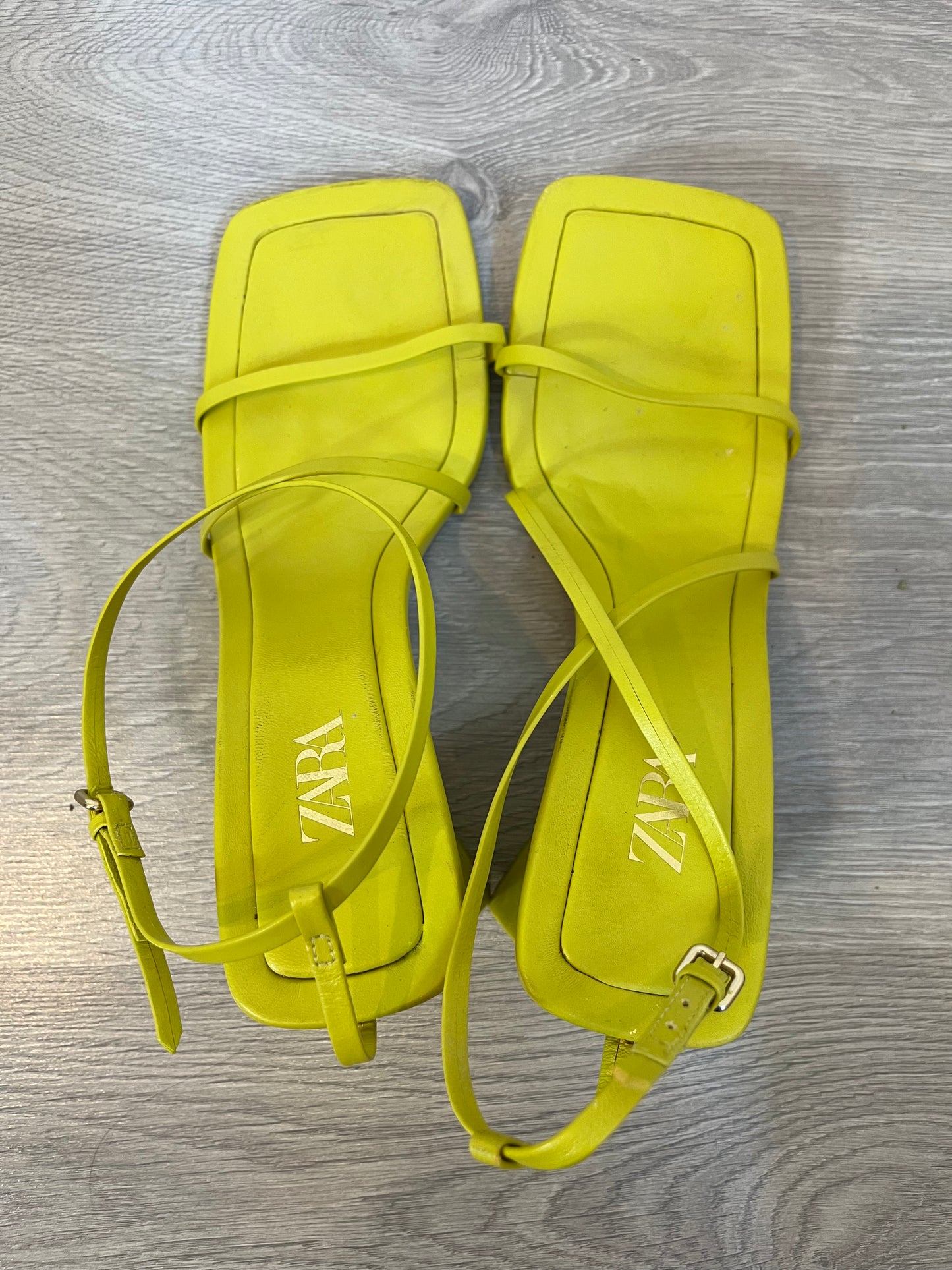 ZARA. Sandalia pistacho tiras. T 38