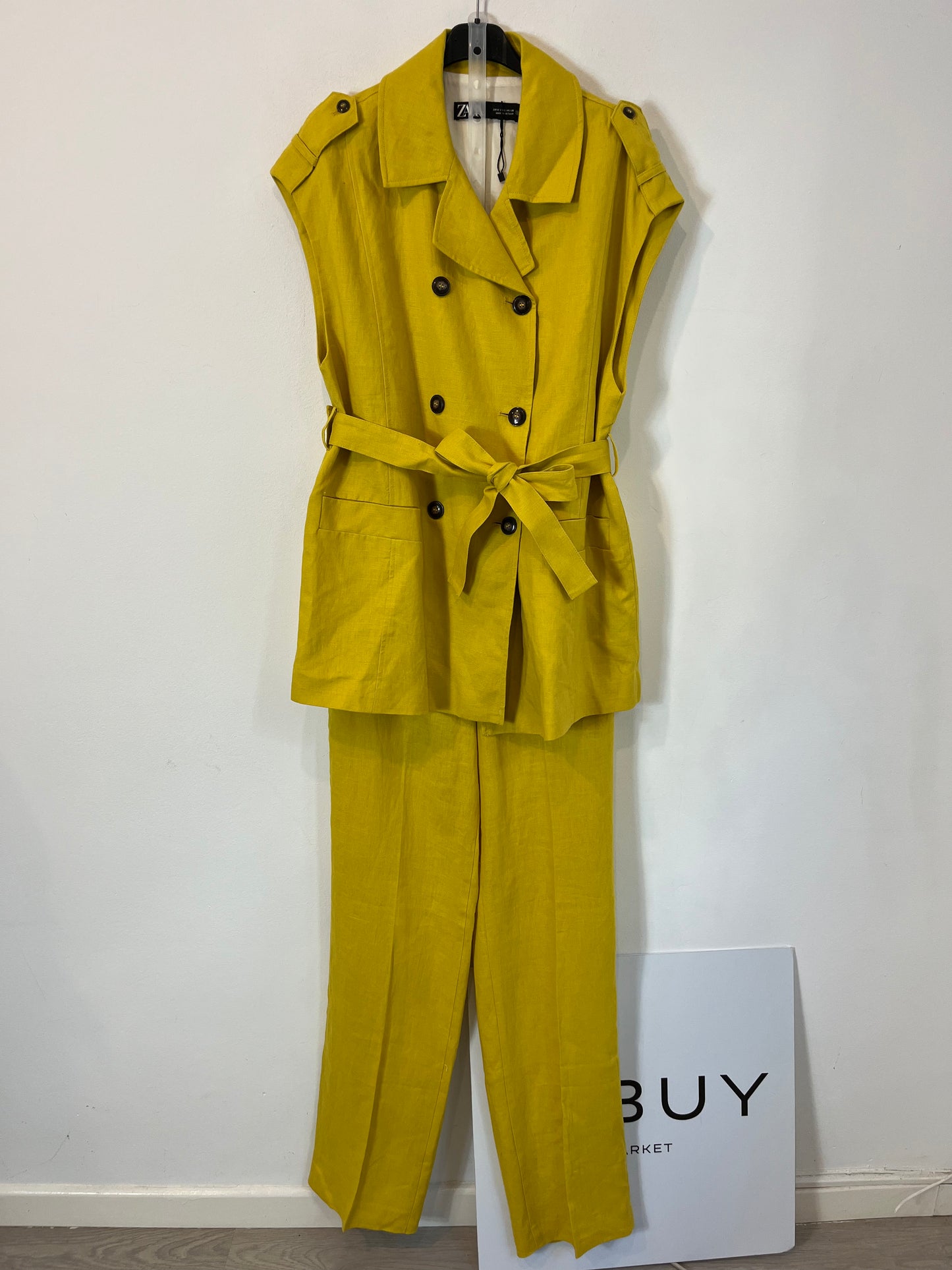 ZARA. Conjunto pantalón y chaleco lino mostaza. T S