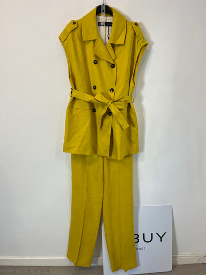 ZARA. Conjunto pantalón y chaleco lino mostaza. T S