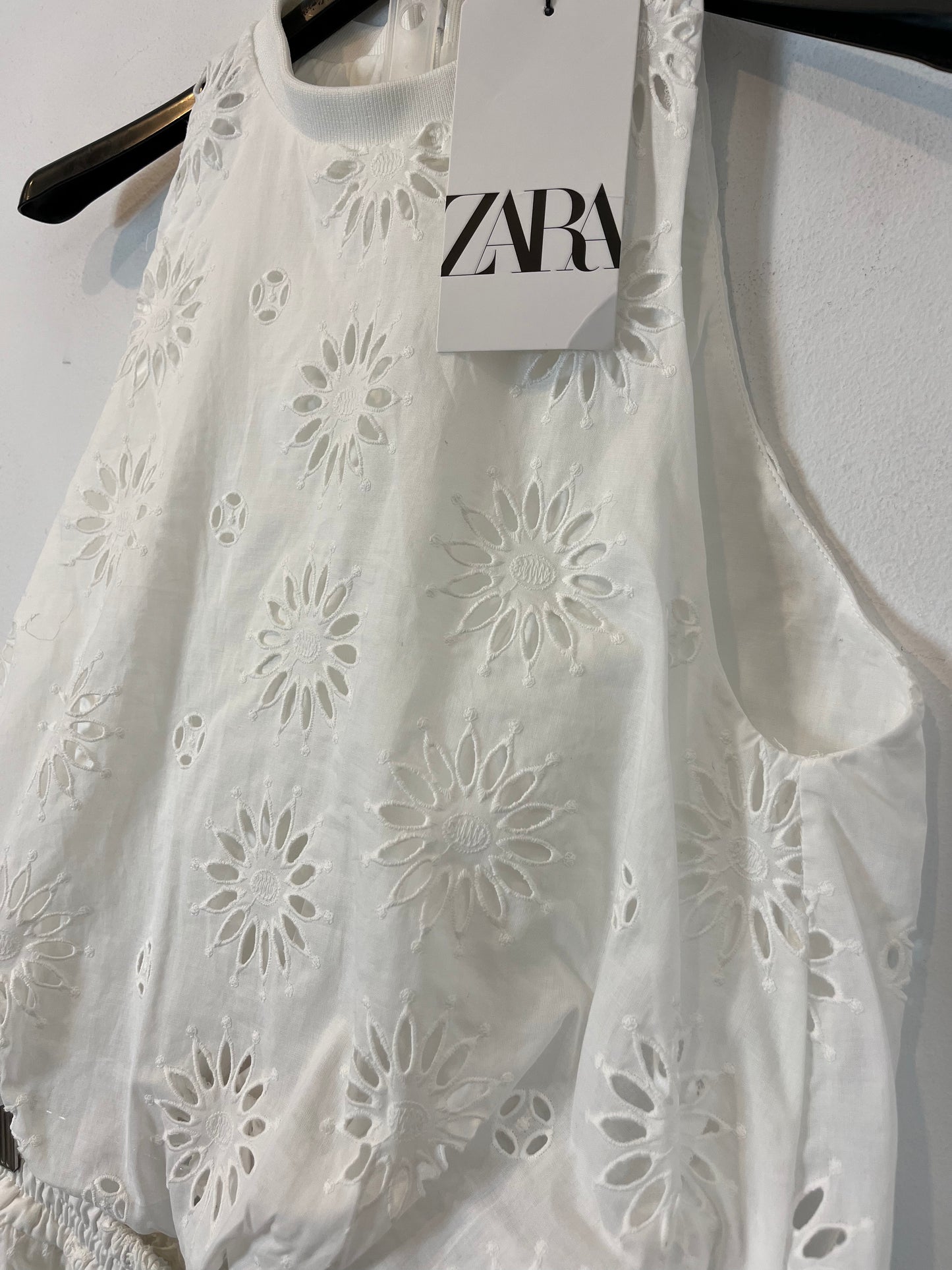 ZARA. Conjunto top y falda blanco troquelado. T XS