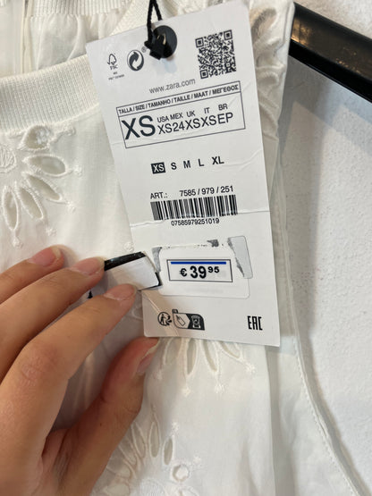 ZARA. Conjunto top y falda blanco troquelado. T XS