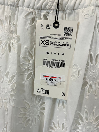 ZARA. Conjunto top y falda blanco troquelado. T XS