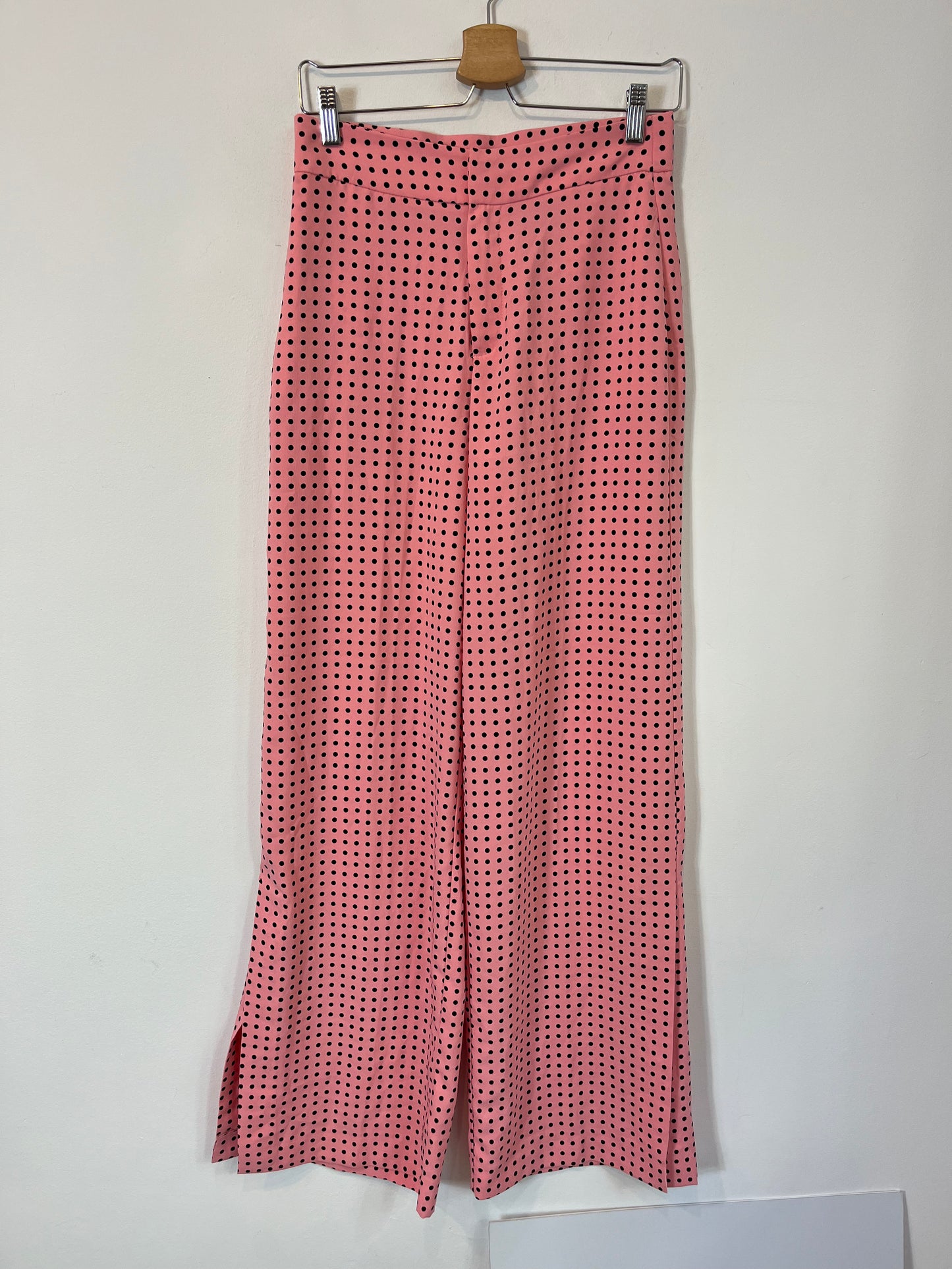 ZARA. Pantalón rosa lunares. T S