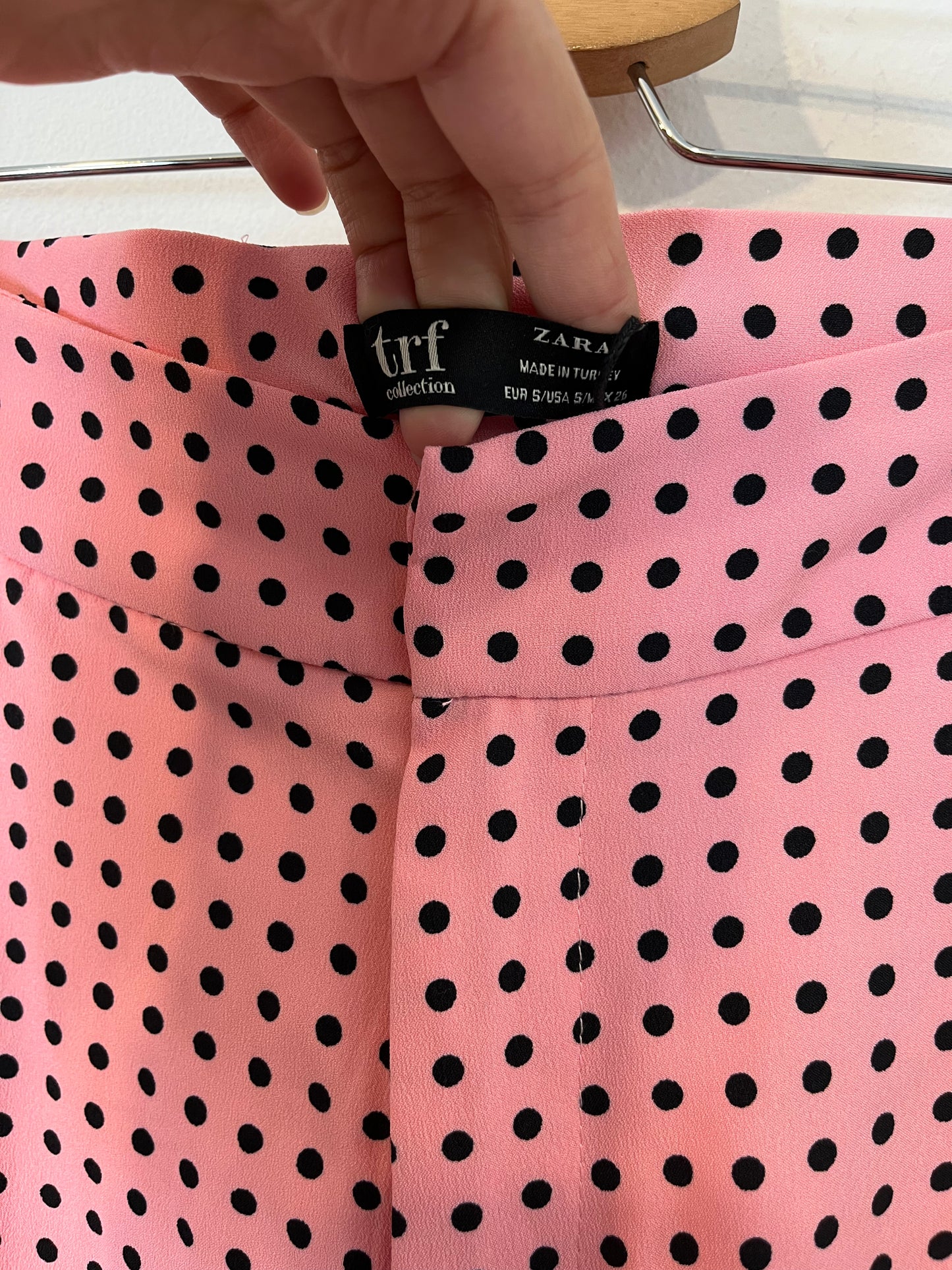 ZARA. Pantalón rosa lunares. T S