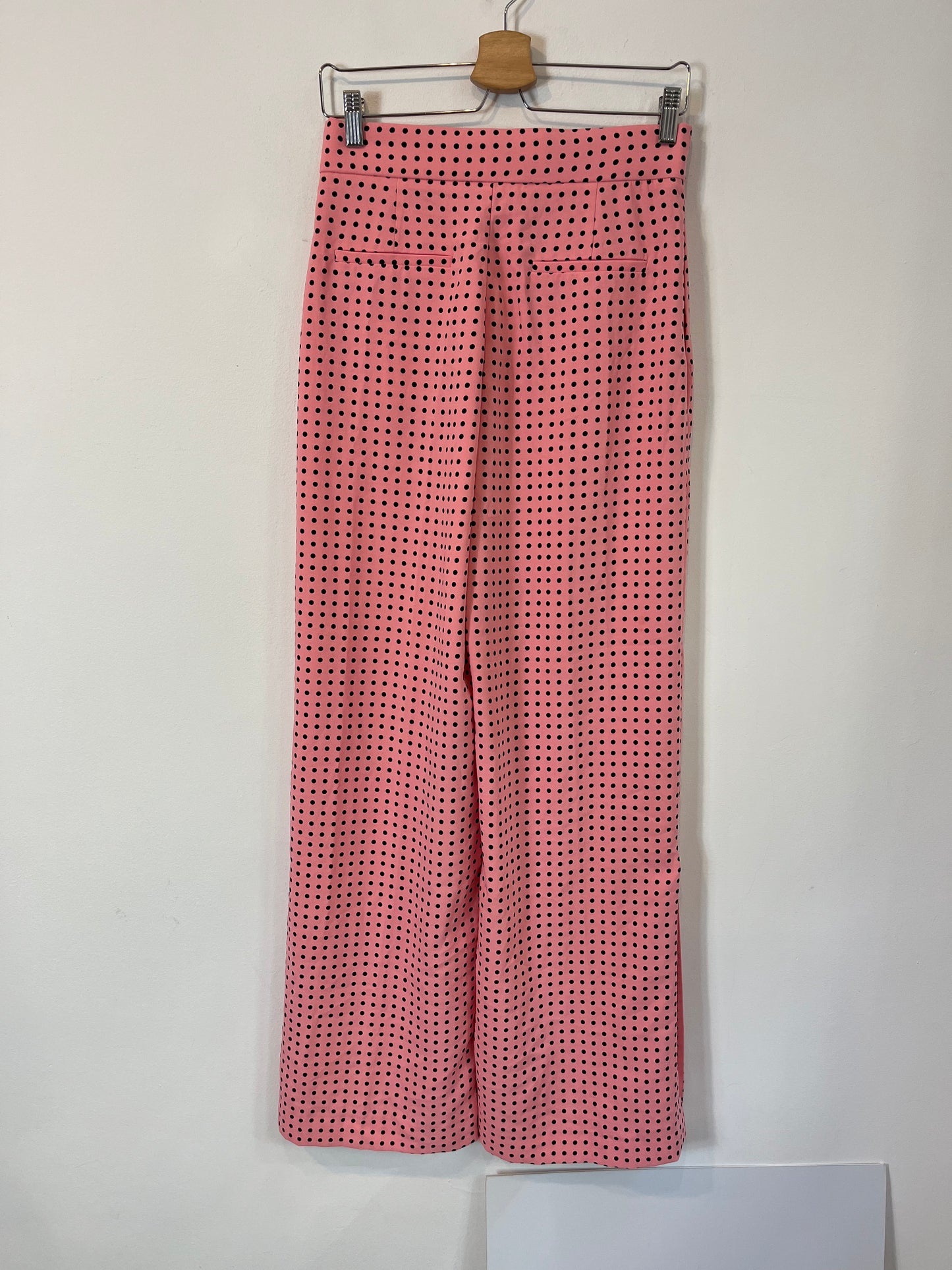 ZARA. Pantalón rosa lunares. T S