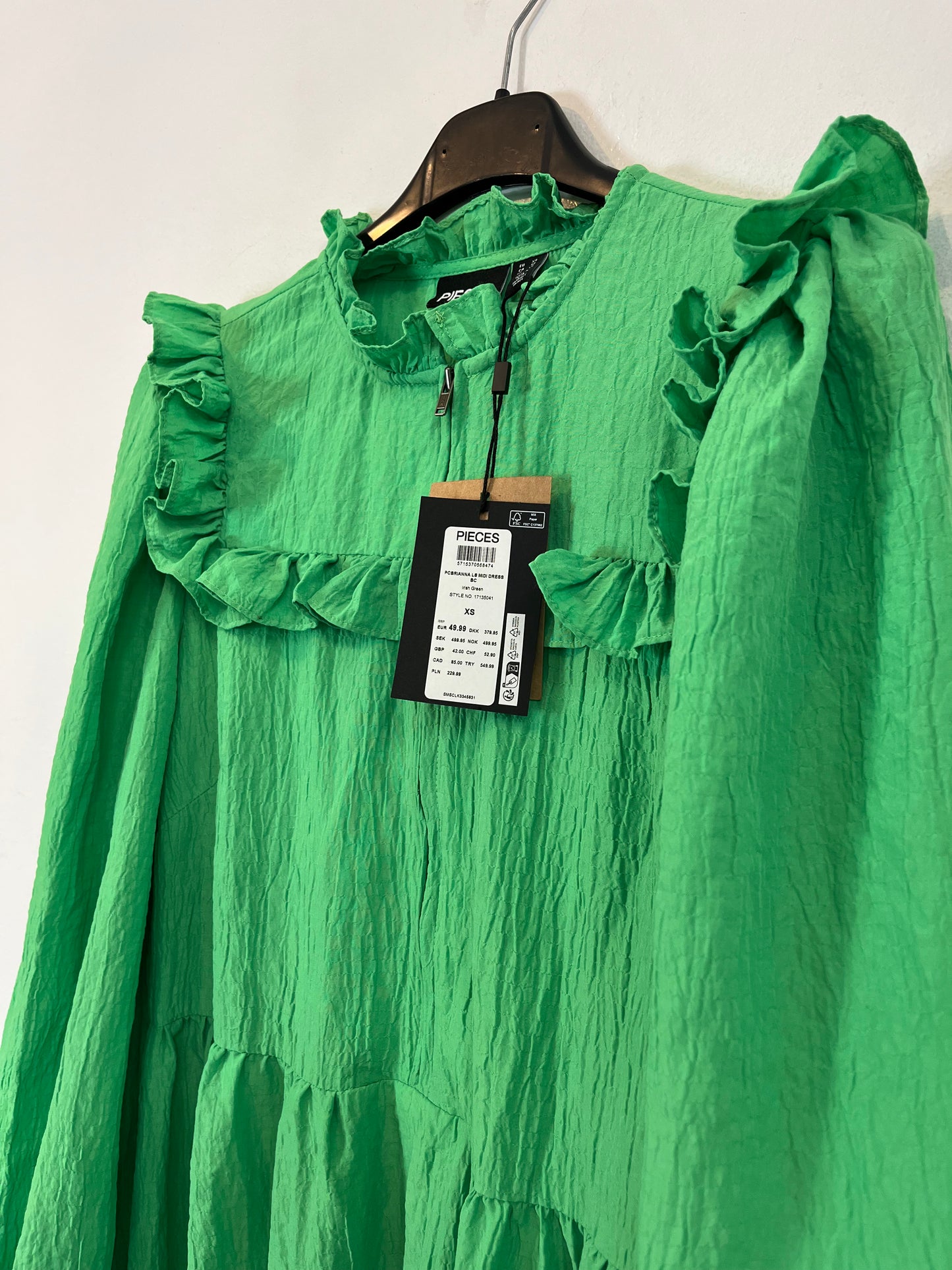 PIECES. Vestido verde volantes. T XS
