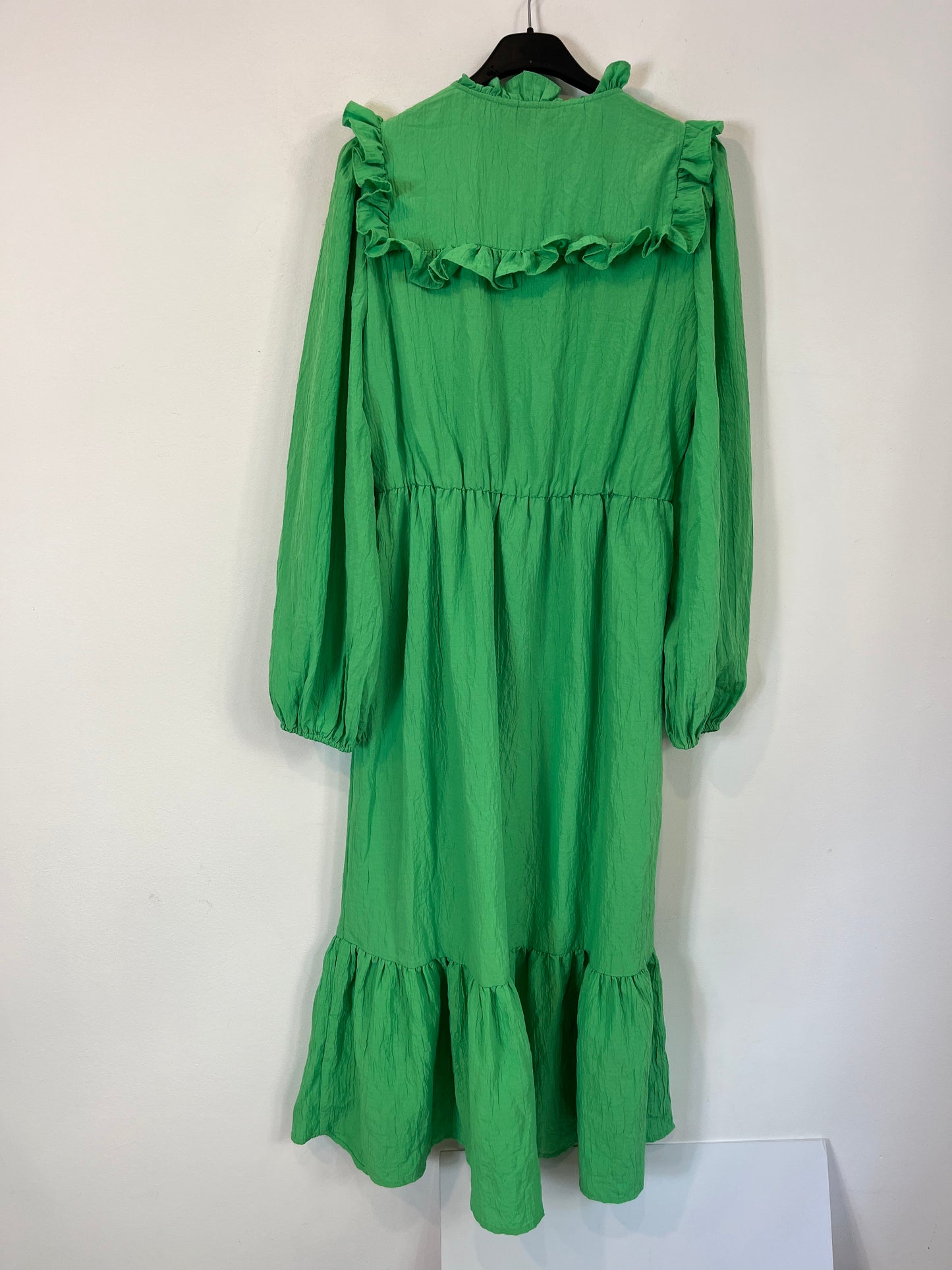 PIECES. Vestido verde volantes. T XS