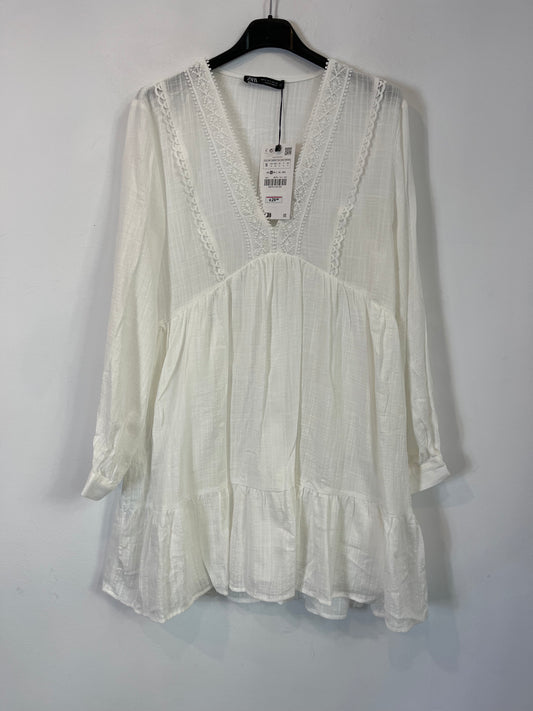 ZARA. Vestido corto blanco. T S