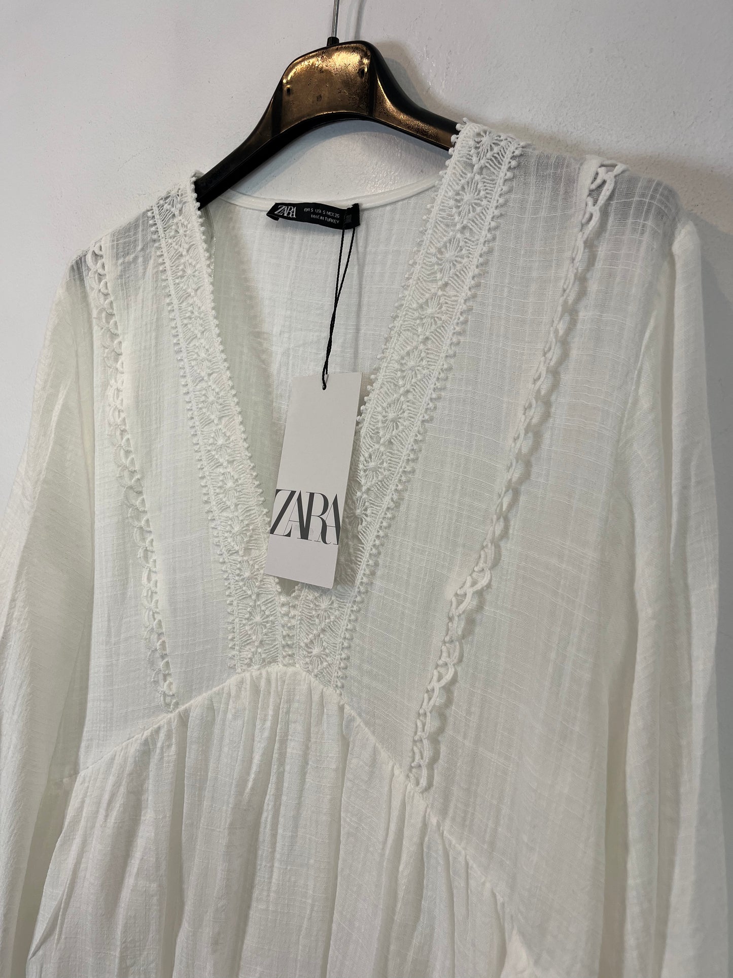 ZARA. Vestido corto blanco. T S