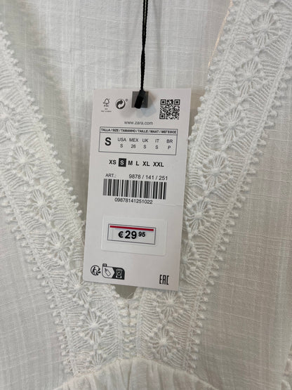 ZARA. Vestido corto blanco. T S