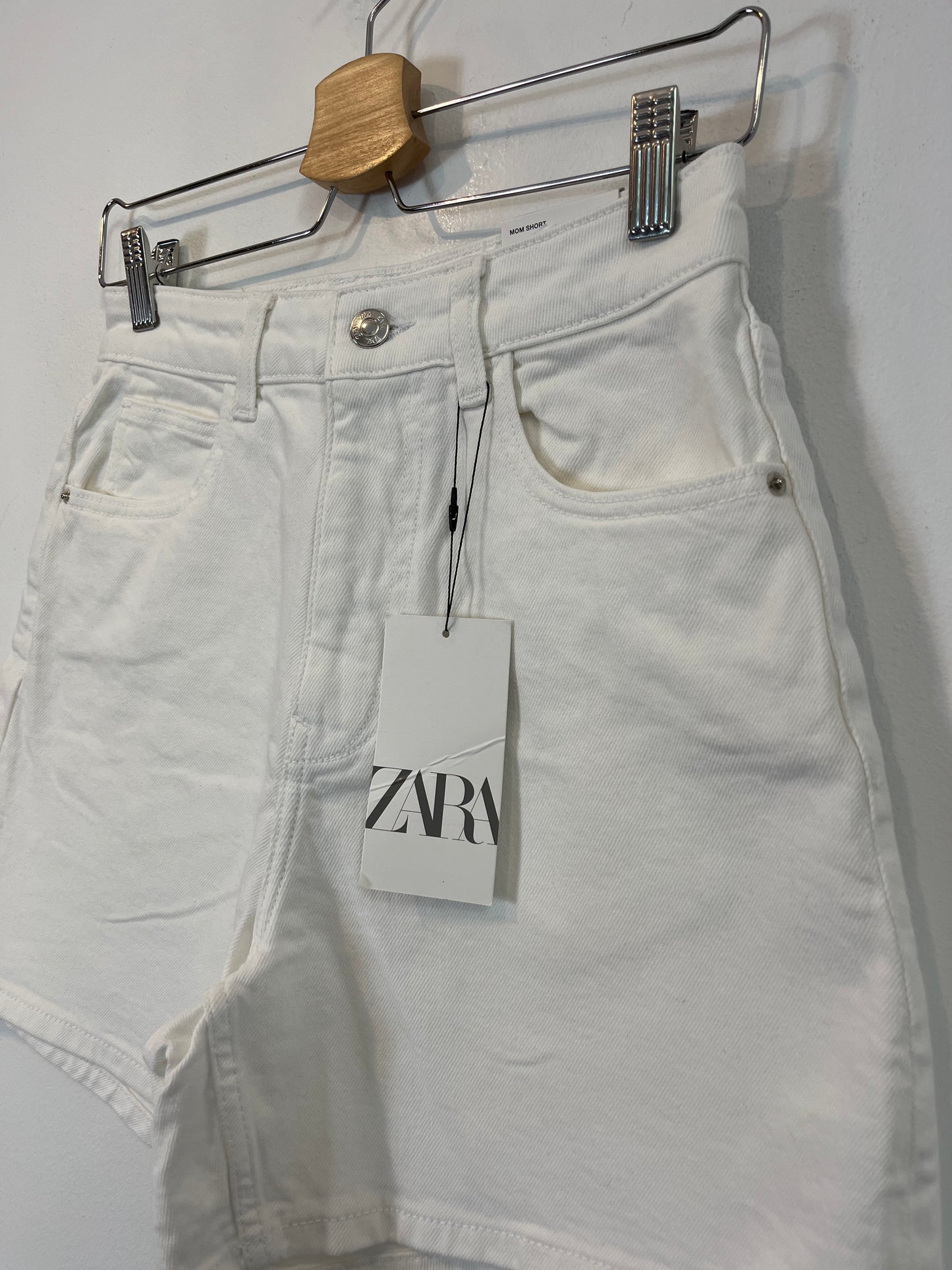 ZARA. Pantalón corto blanco denim T.36