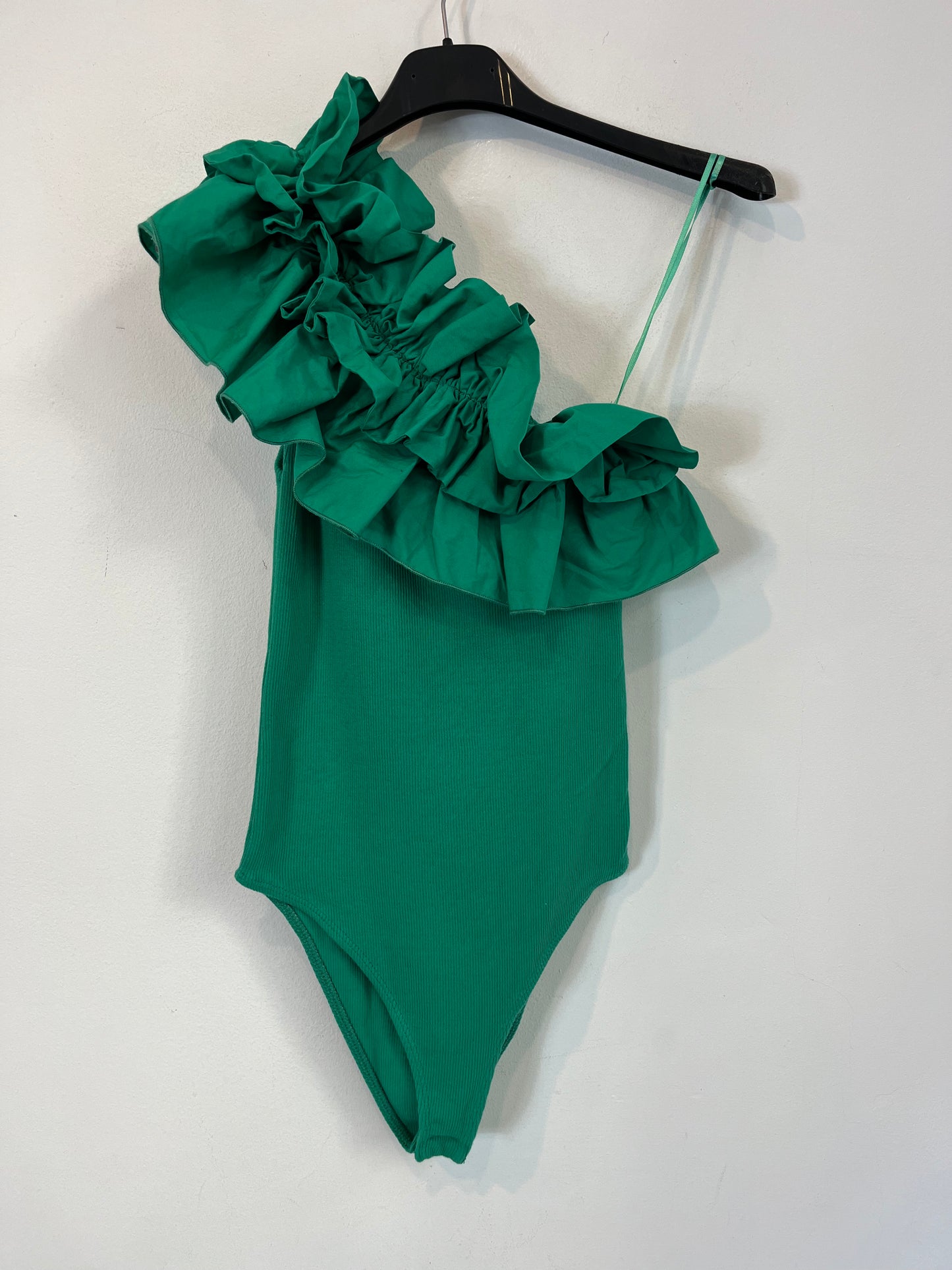 ZARA. Body verde volante T.s