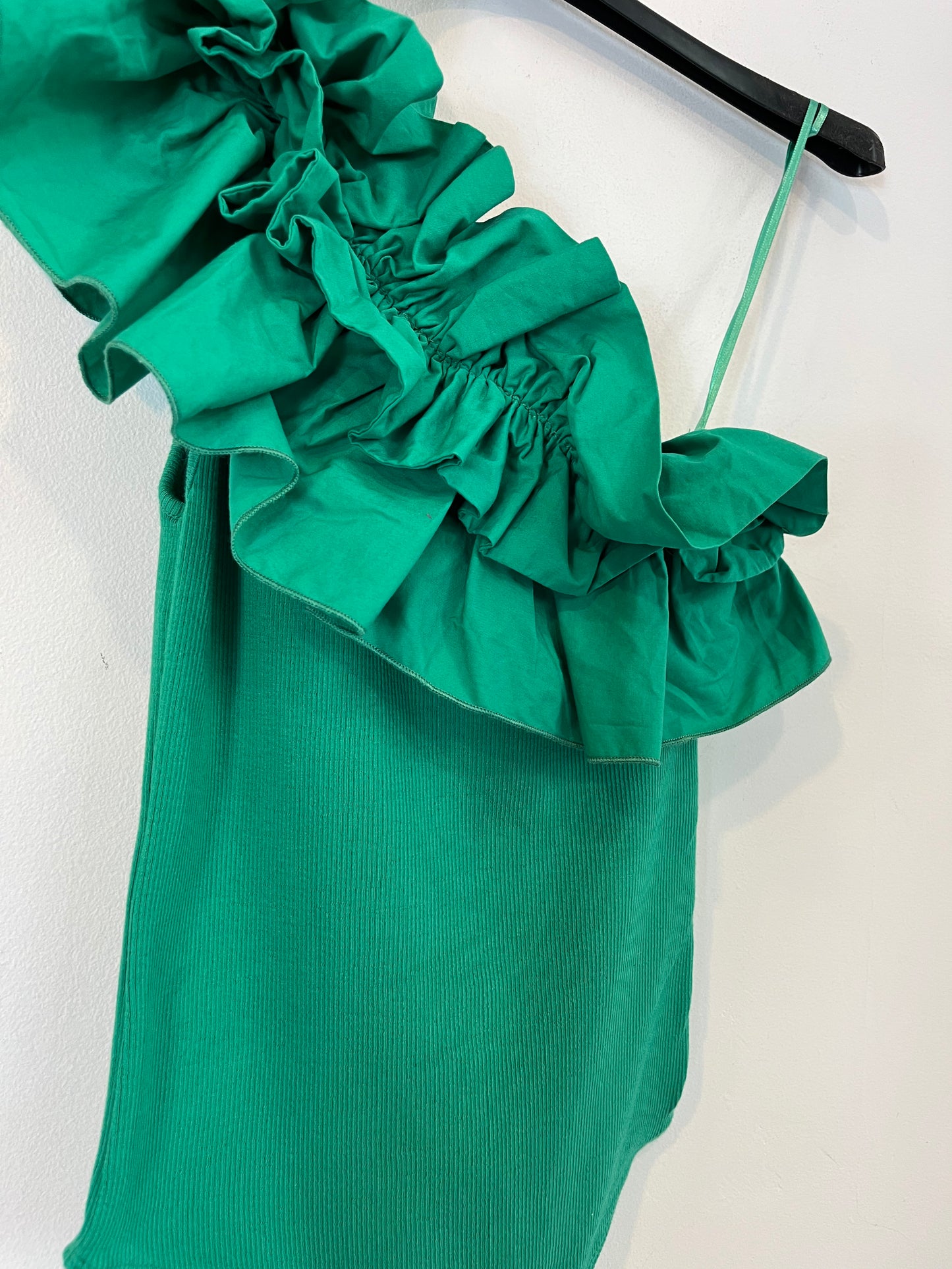 ZARA. Body verde volante T.s