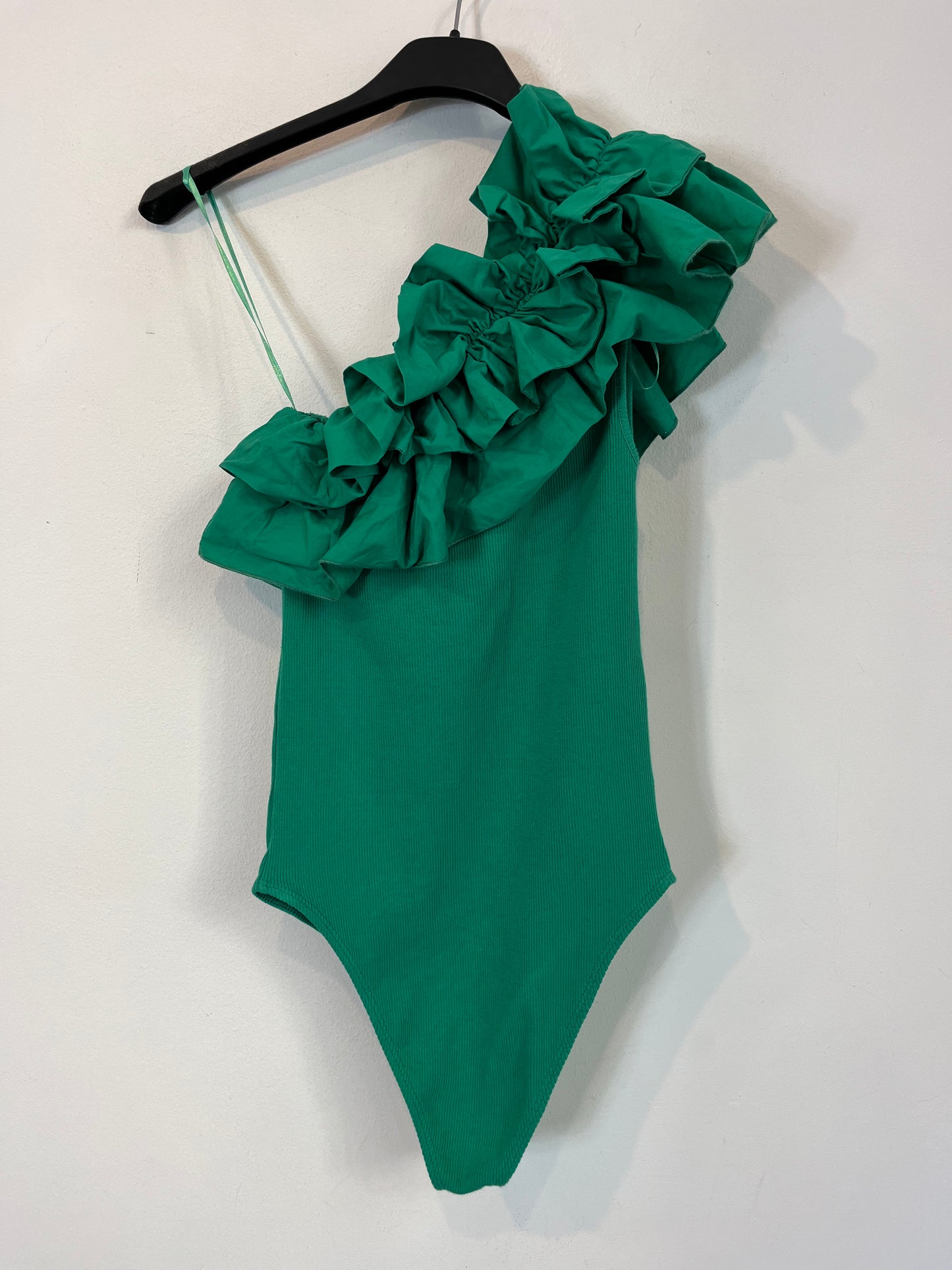 ZARA. Body verde volante T.s